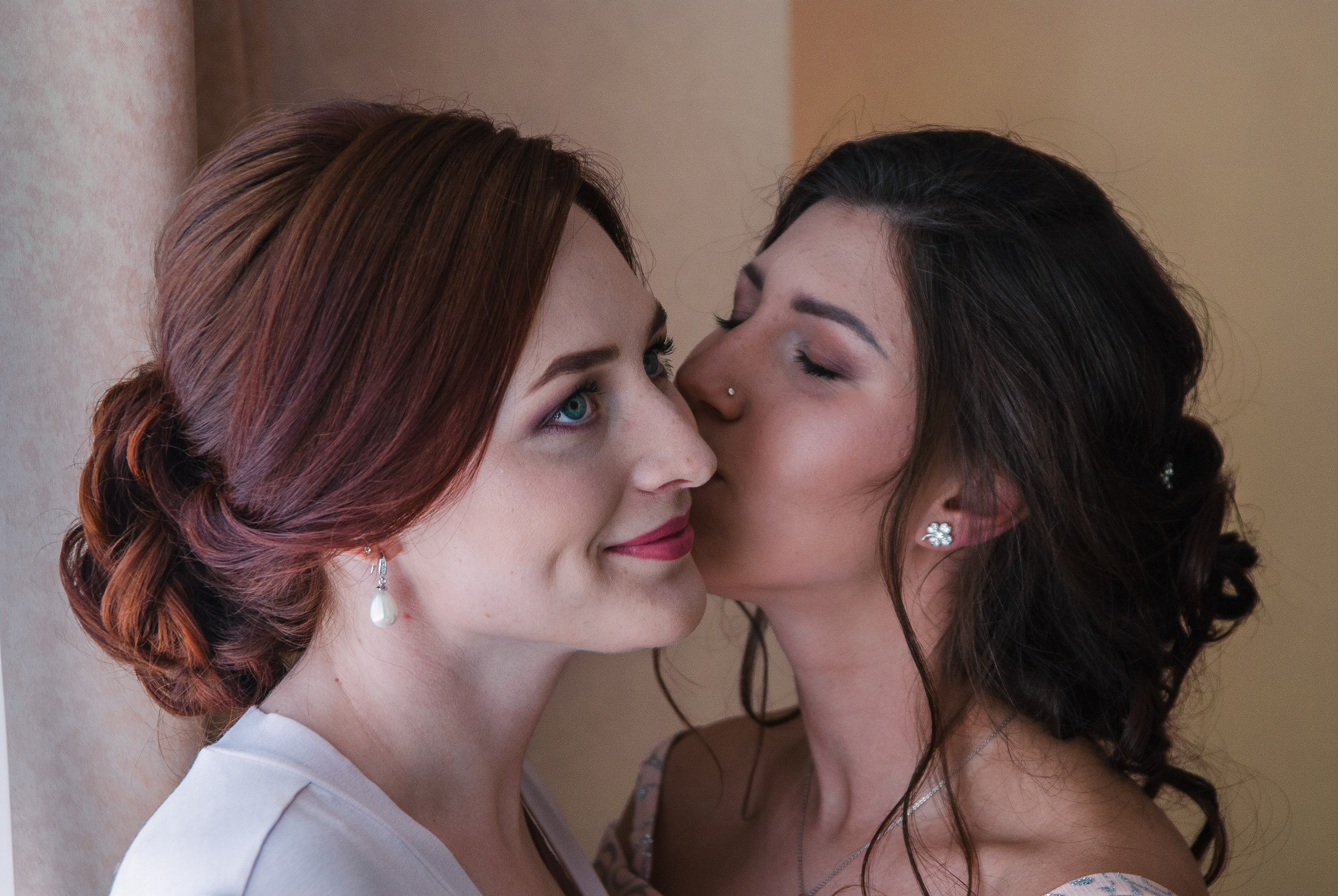 Анастасия и Роман. Утро невесты и торжественная регистрация. Семейный, портретный, репортажный фотограф lifestyle в Москве и Кирове