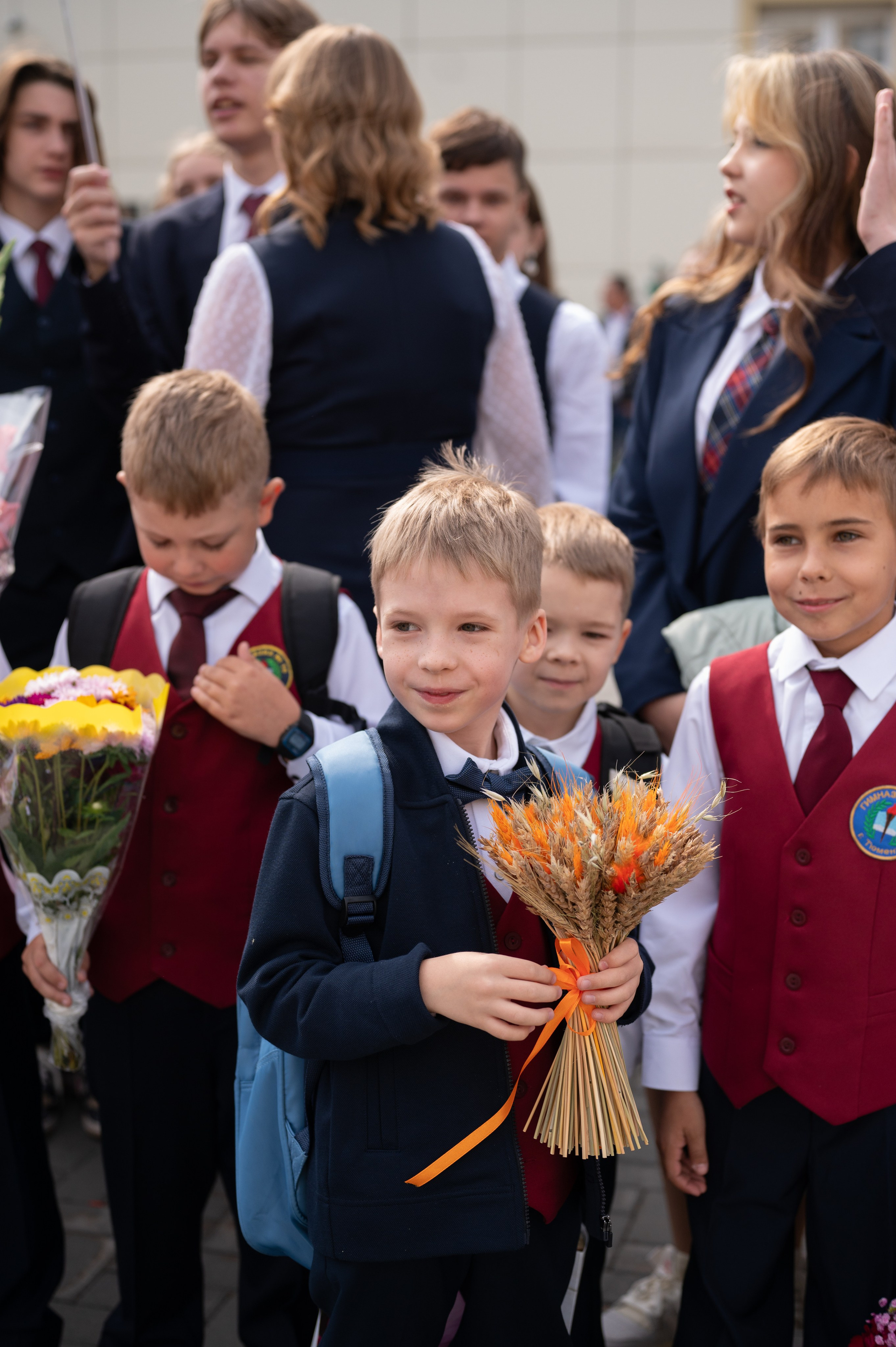 1 сентября 16 гимназия 2 класс (линейка + в классе+ на улице). Фотограф новорожденных, семейный детский в Тюмени Татьяна Морозова