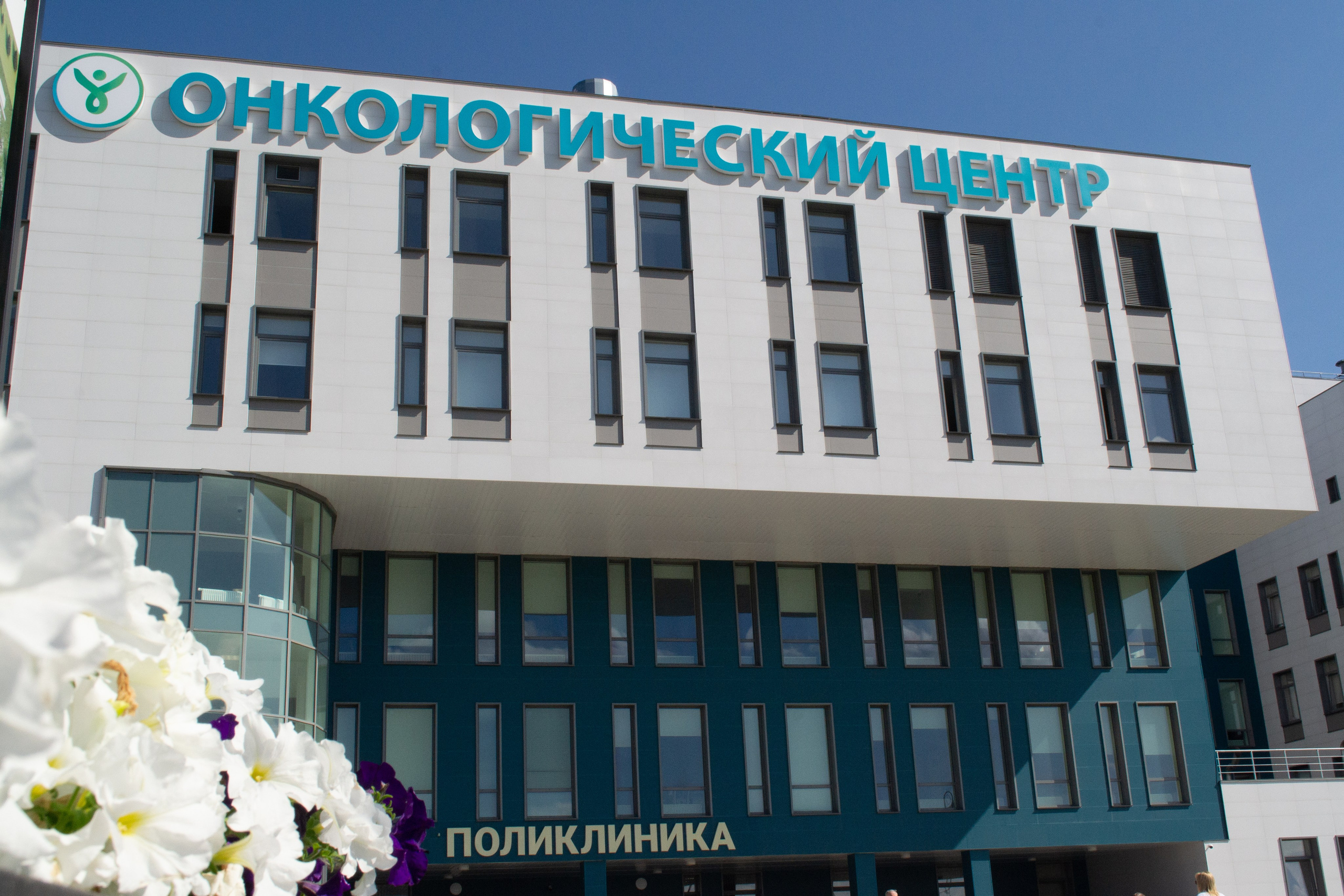 Тульская областная онкологическая больница (лето-цветы, NIKON D3100 35 мм F1,8)). Фотограф в Туле Крупский АнДРей. Фотостудия «КАДР71» в Туле