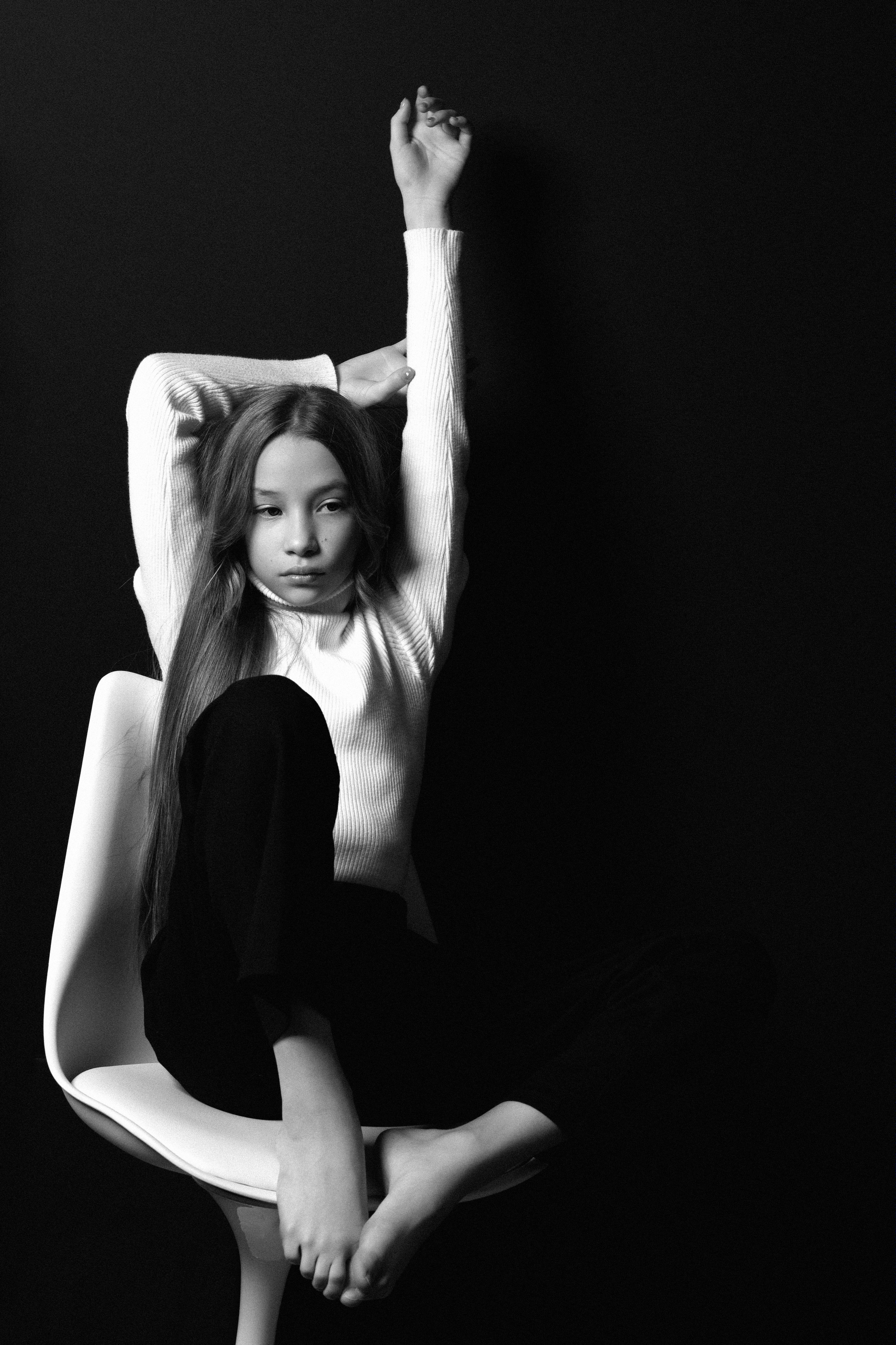 Чёрно-белая фотосессия матери и дочери на кубах в студии