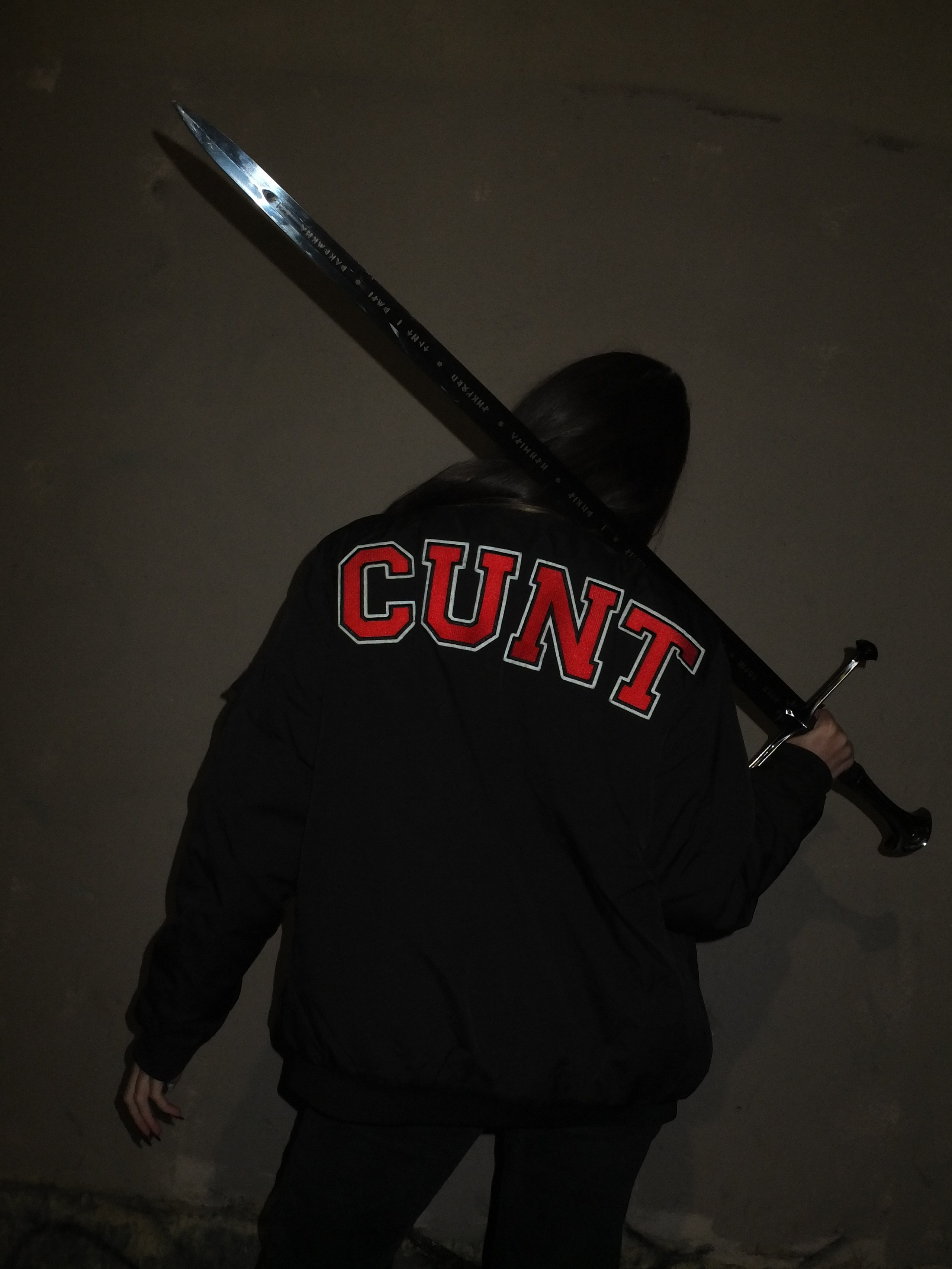 надпись на курточке cunt - заказать бомбер/куртку на сайте katya slayer