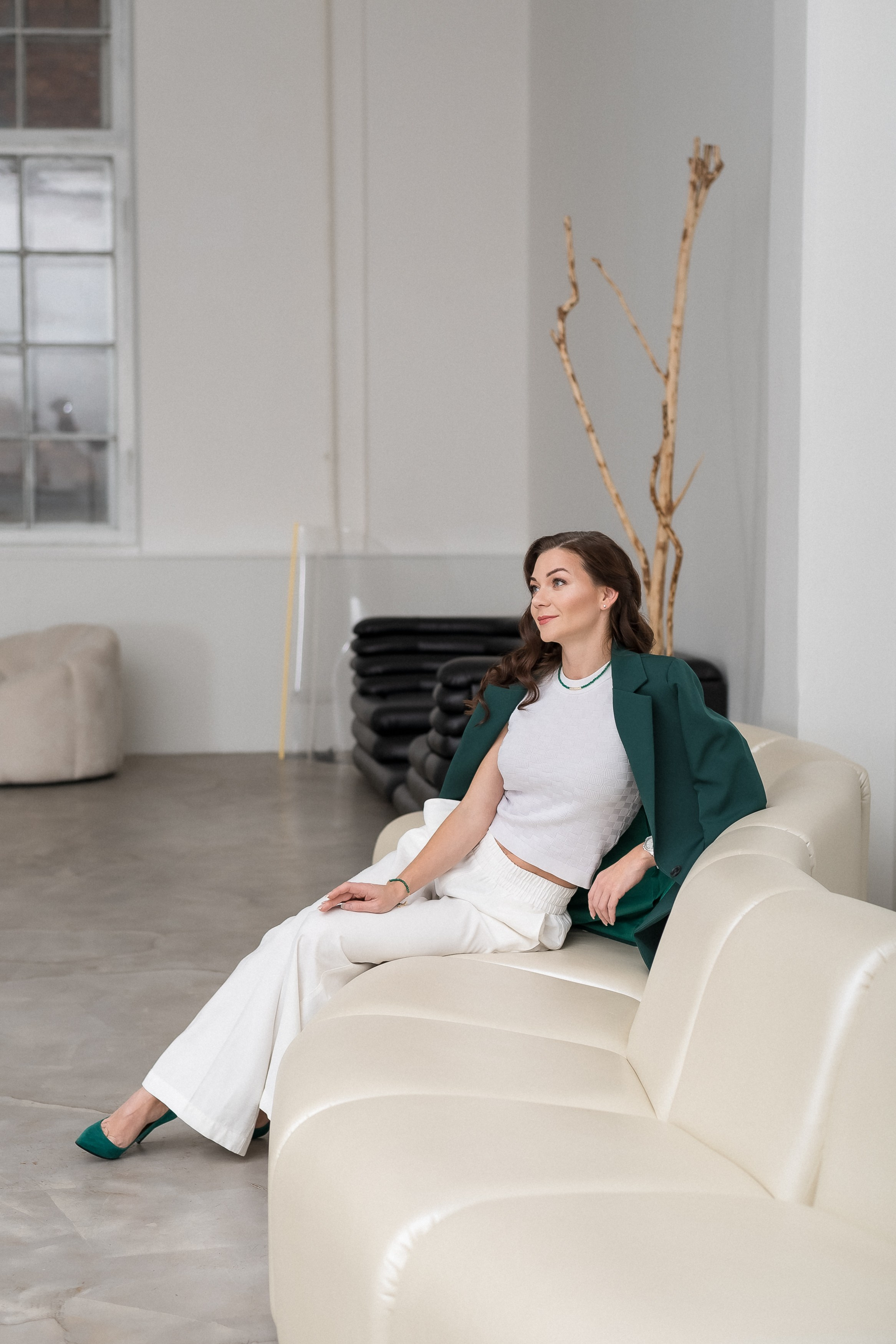 В светлой минималистичной студии. КОНТЕНТ |БРЕНД фотограф Санкт-Петербург — Жанна Олтаржевская