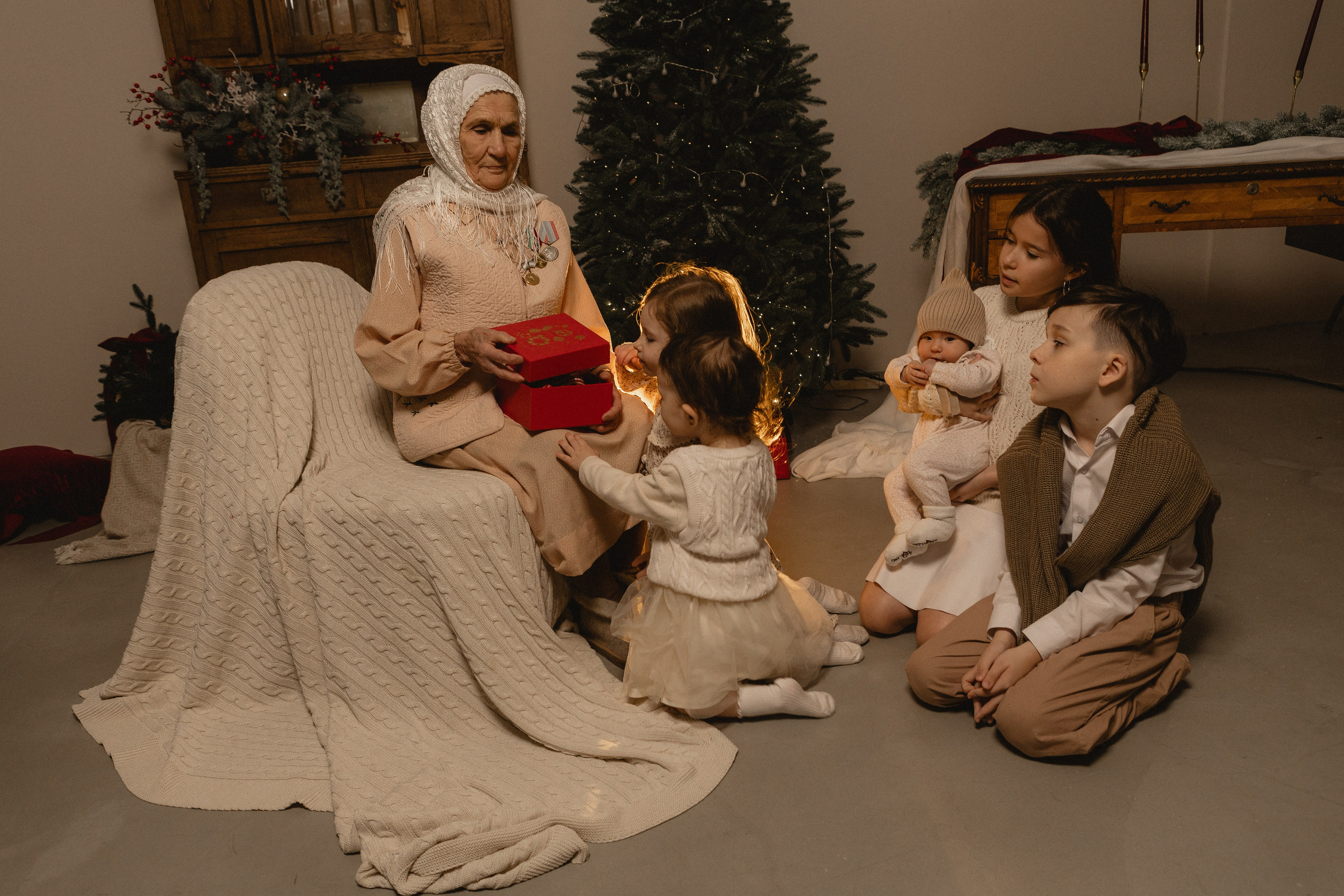 Бабушка с правнуками. Фотограф в Казани.Снимаю индивидуальные портреты, love story и свадьбы