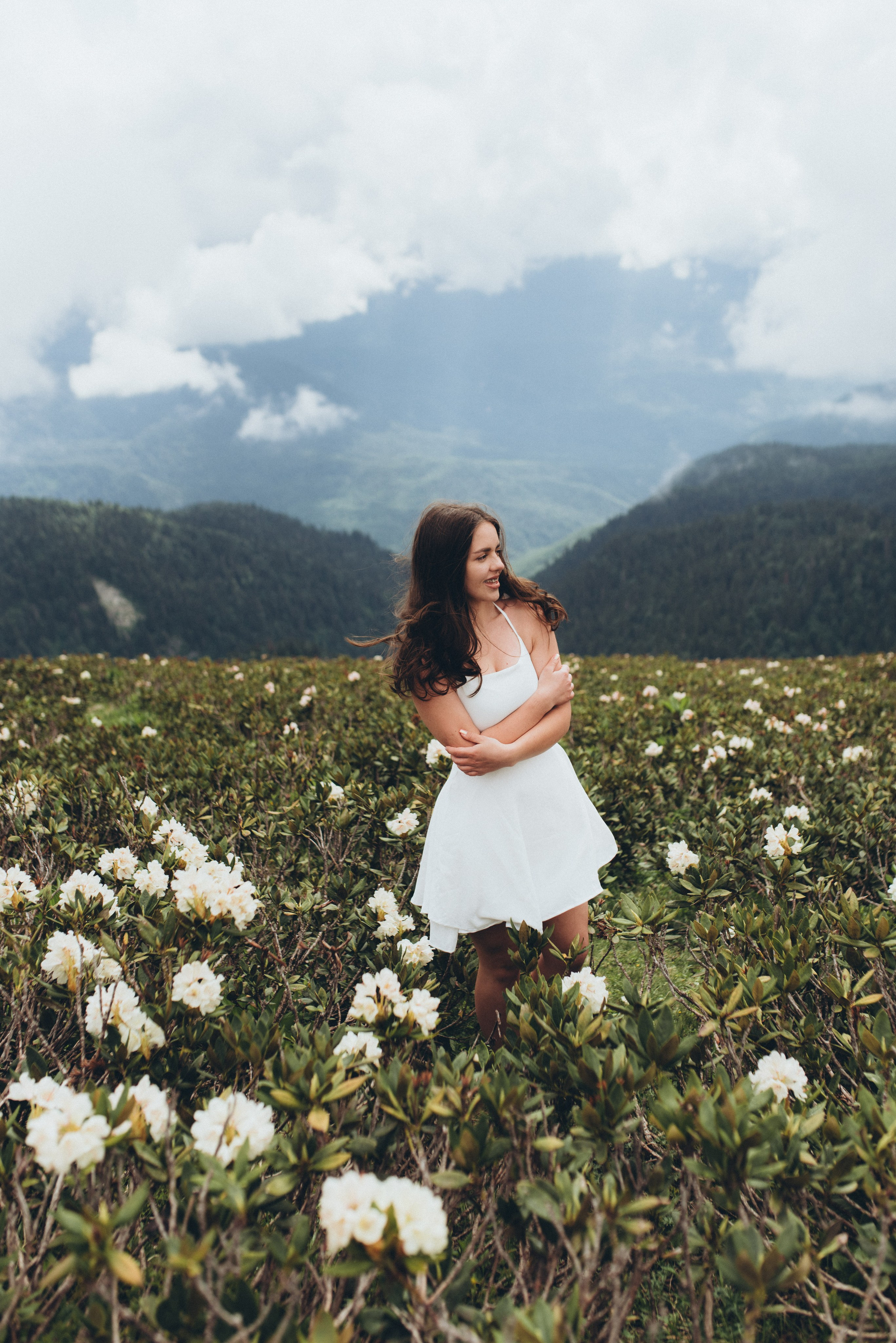 Фотосессия в горах Красной поляна Сочи цветение рододендрона. Фотограф в Сочи — Маргарита Поганова