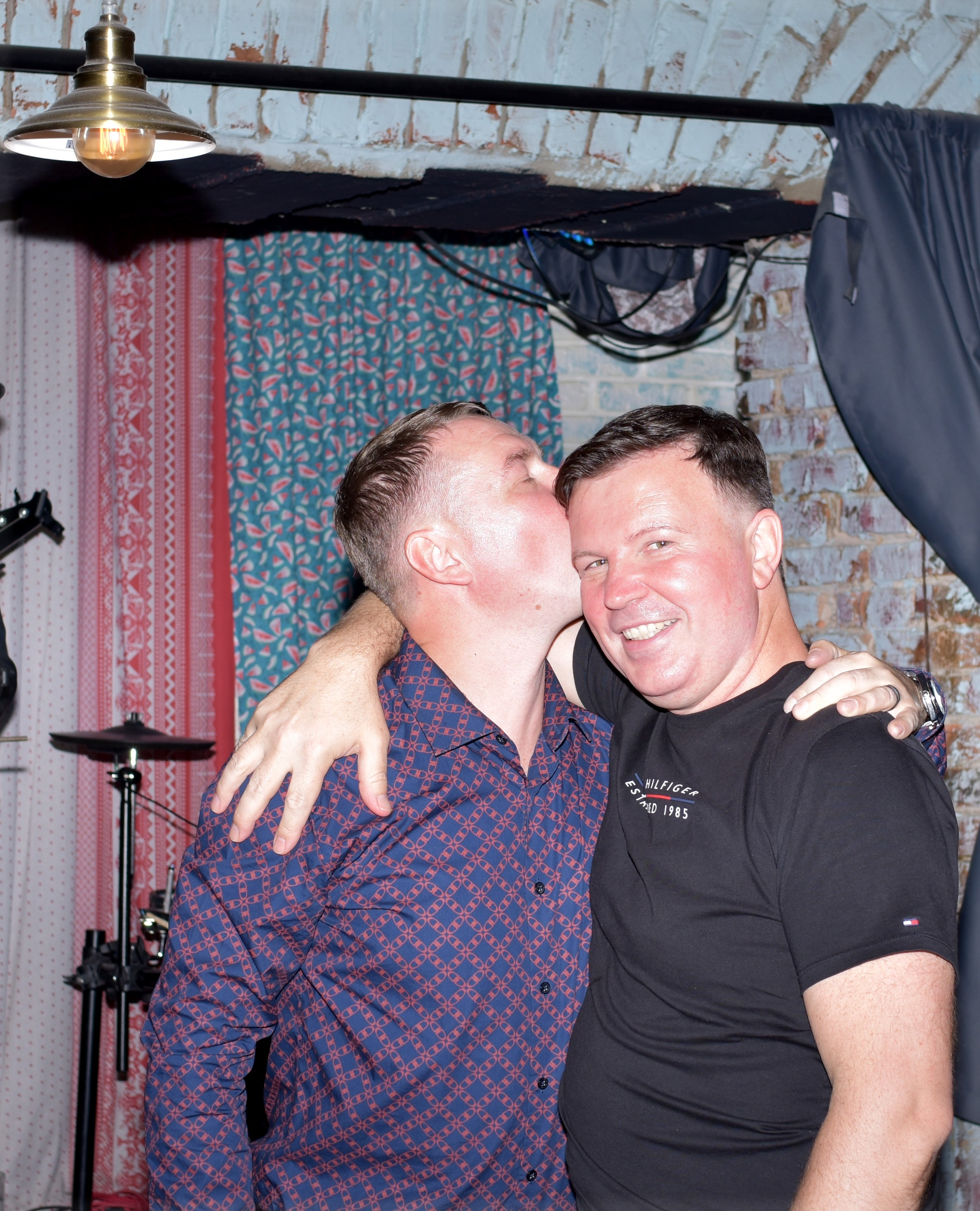 Hard Rock Cafe — Торжественный праздник дня рождения. Фотограф Владивосток (художественный портрет, празднование, торжество, мероприятие, фотопрогулка)