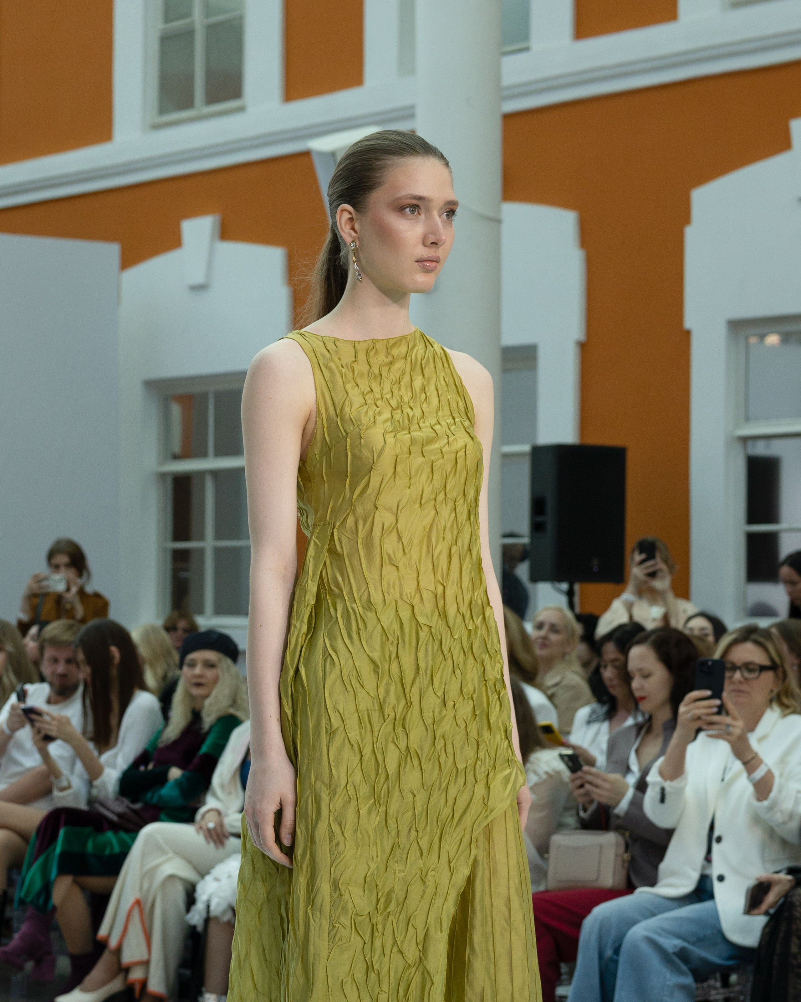 <img src="image.jpg" alt="репортаж с модного показа в Санкт-Петербурге">