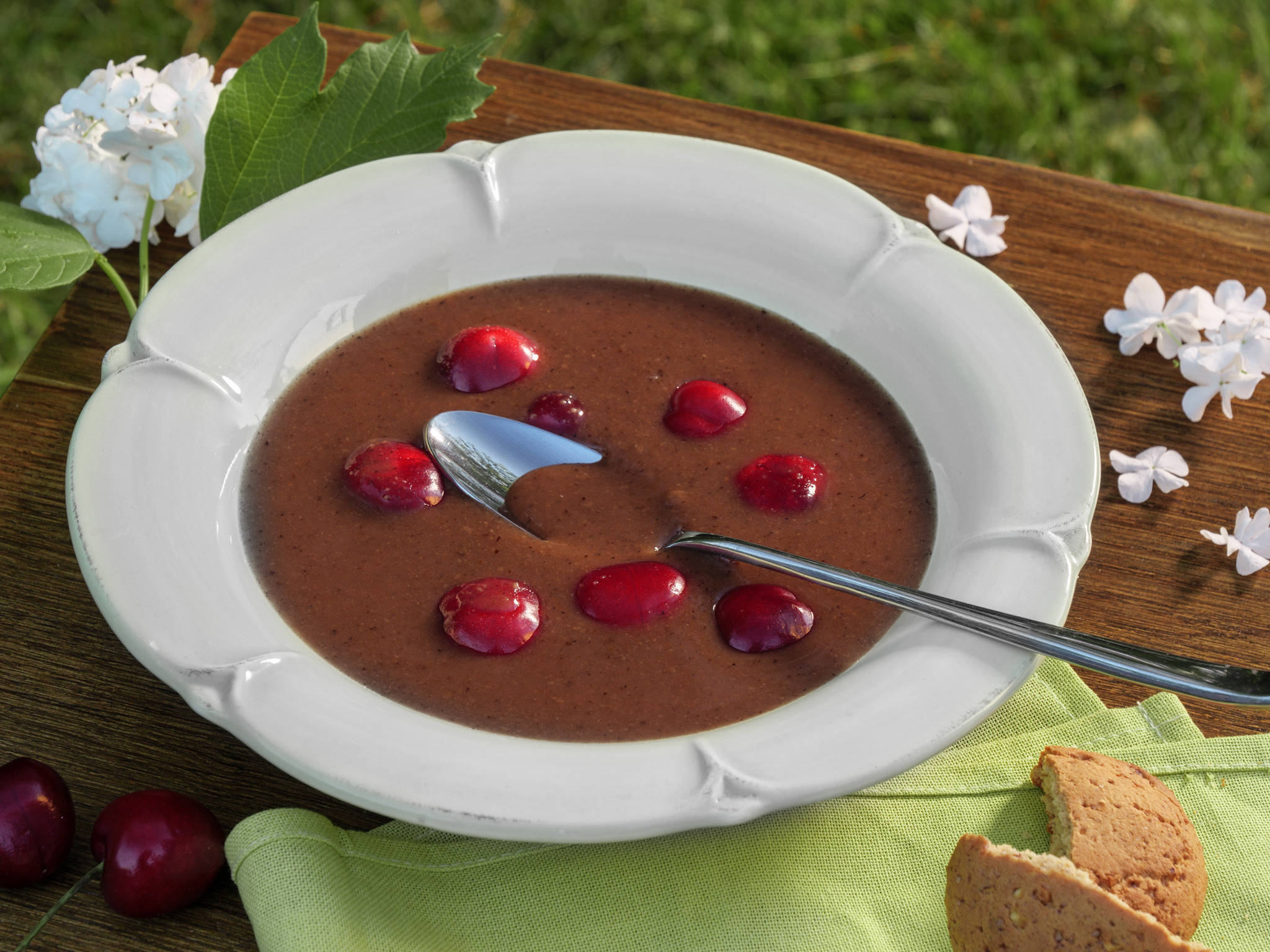 Холодный хлебный суп с вишней