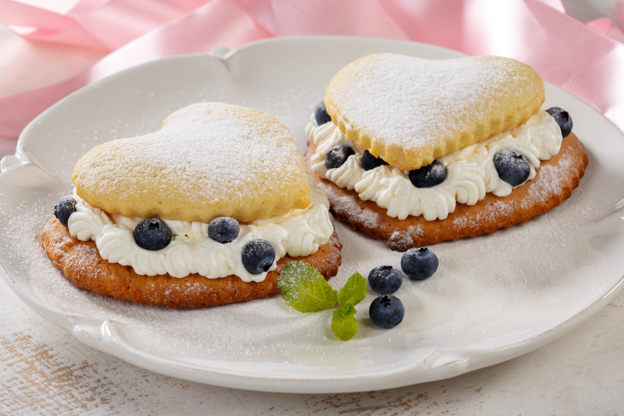 Пирожные со взбитыми сливками