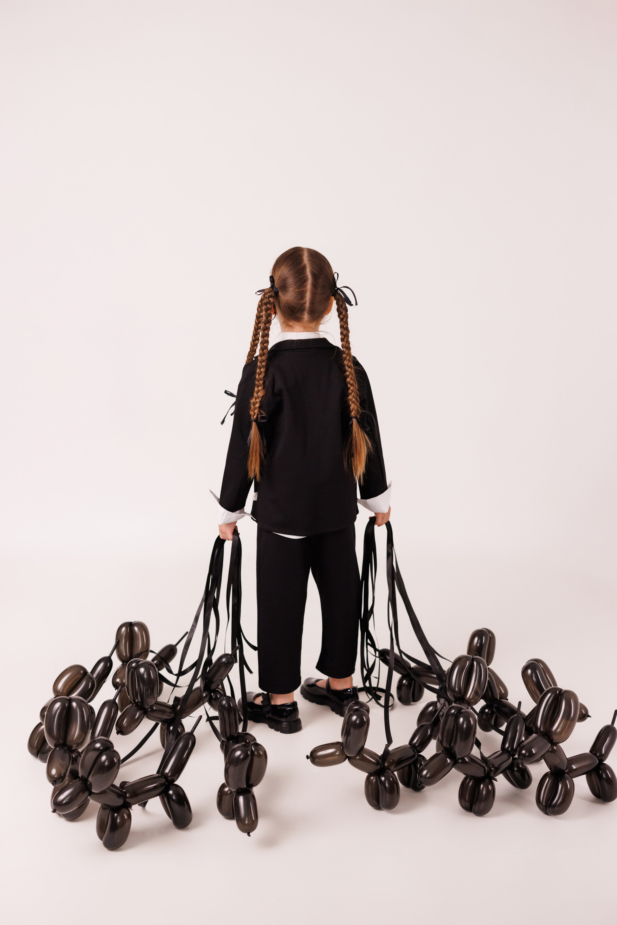 Стильная детская фотосессия с собачками из шариков, для девочек и мальчиков. Семейный и детский фотограф в Краснодаре Анна Трашкова