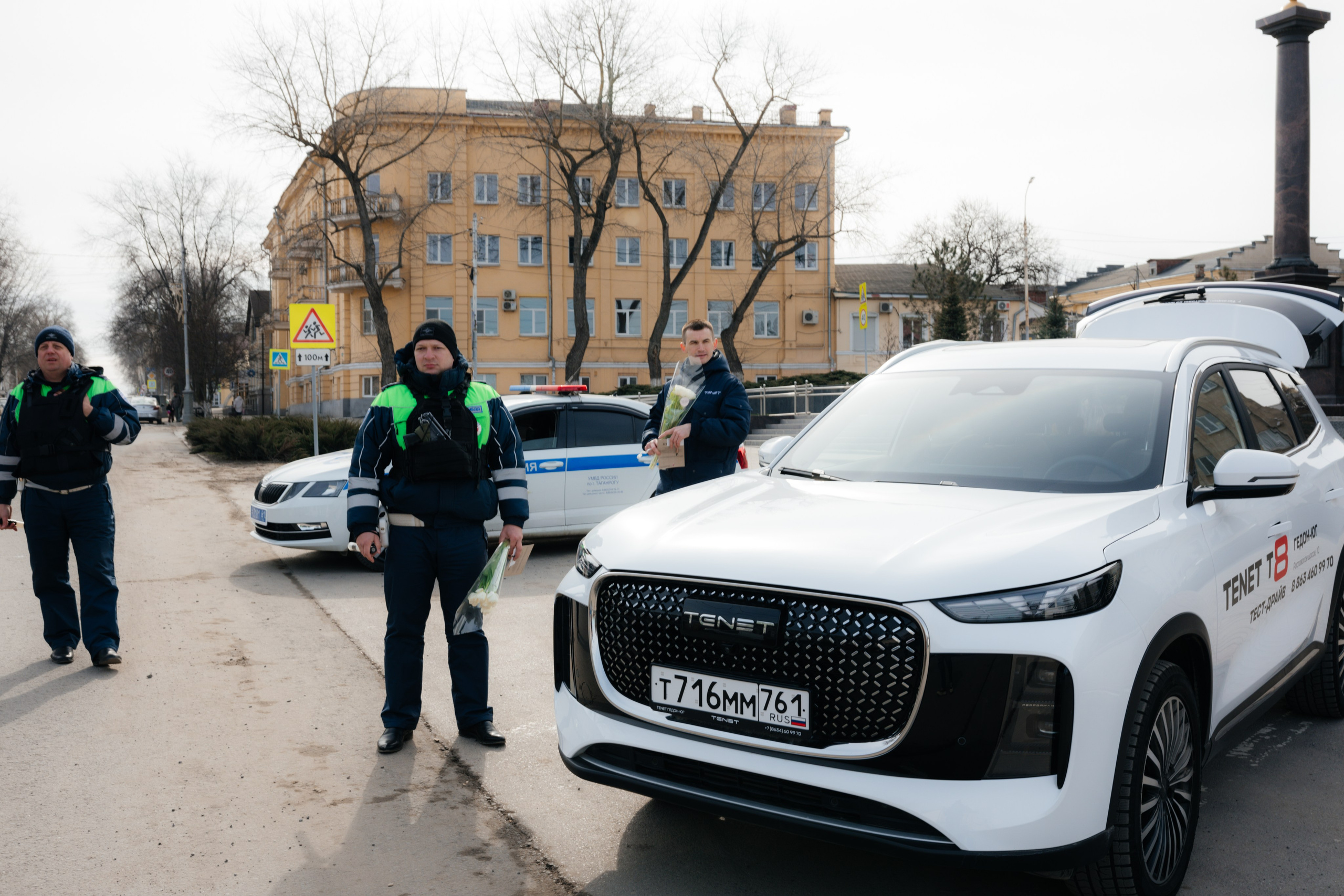 ЦВЕТОЧНЫЙ ПАТРУЛЬ | Гедон-Юг и сотрудники ГАИ. Фотограф Александр Бигари