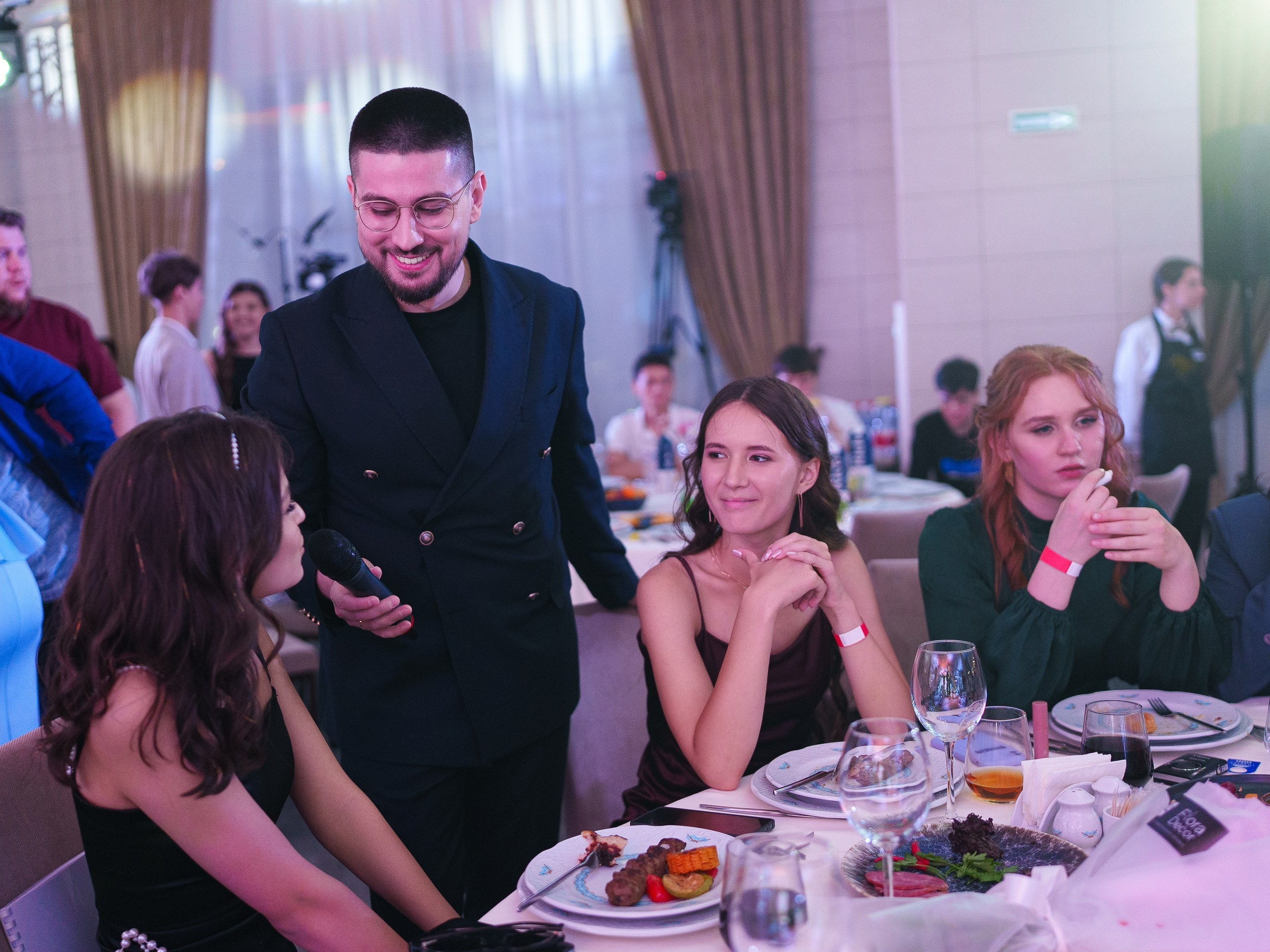 Фотограф на выпускной в Уфе — съёмка в Конгресс-холле для гимназии № 39