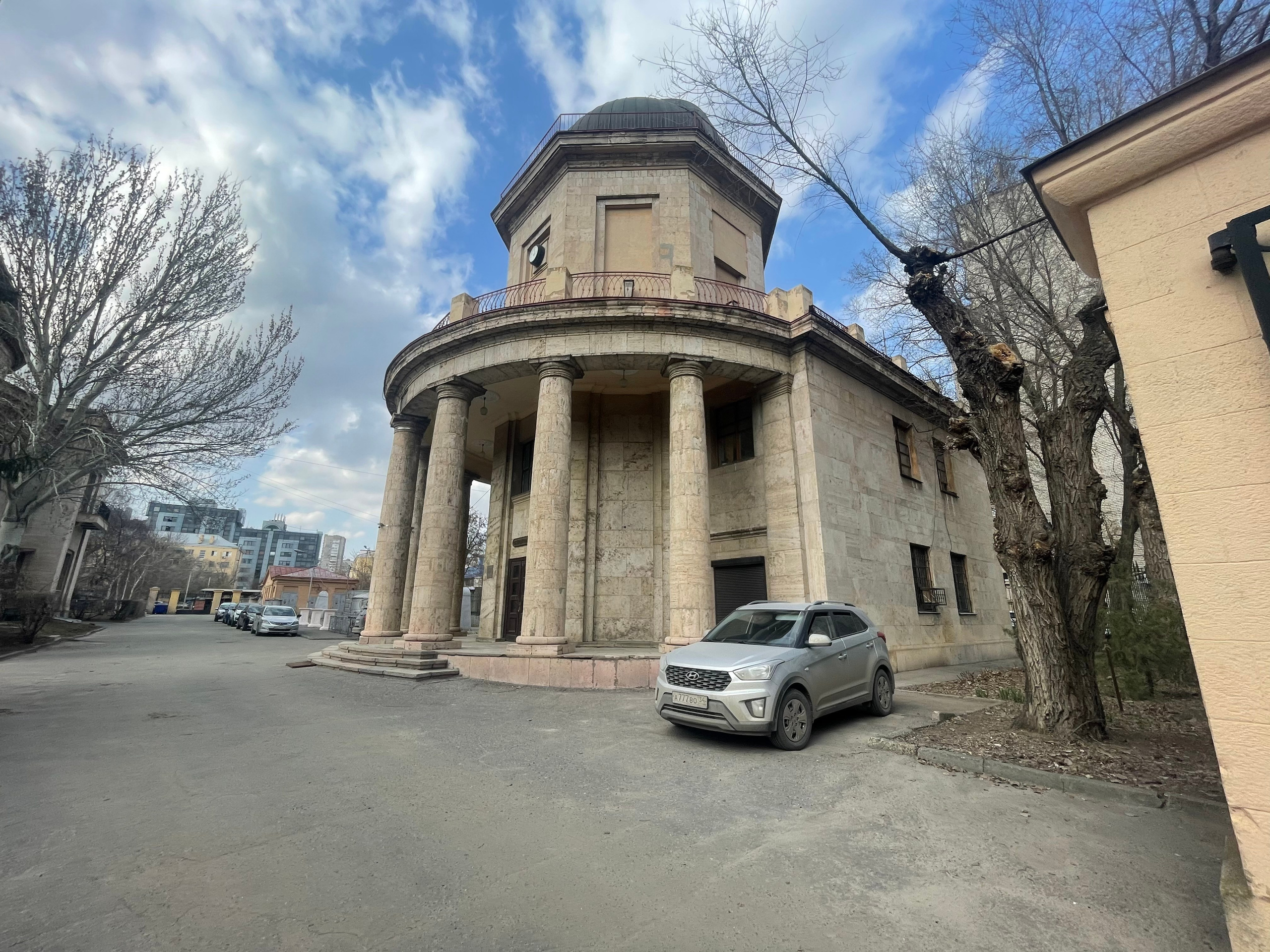 20 065 Здание с колонами. ВИЗУАЛЬНЫЕ И ЗВУКОВЫЕ РЕШЕНИЯ ДЛЯ БИЗНЕСА И СЪЁМОК ТЕЛЕТЕЛА