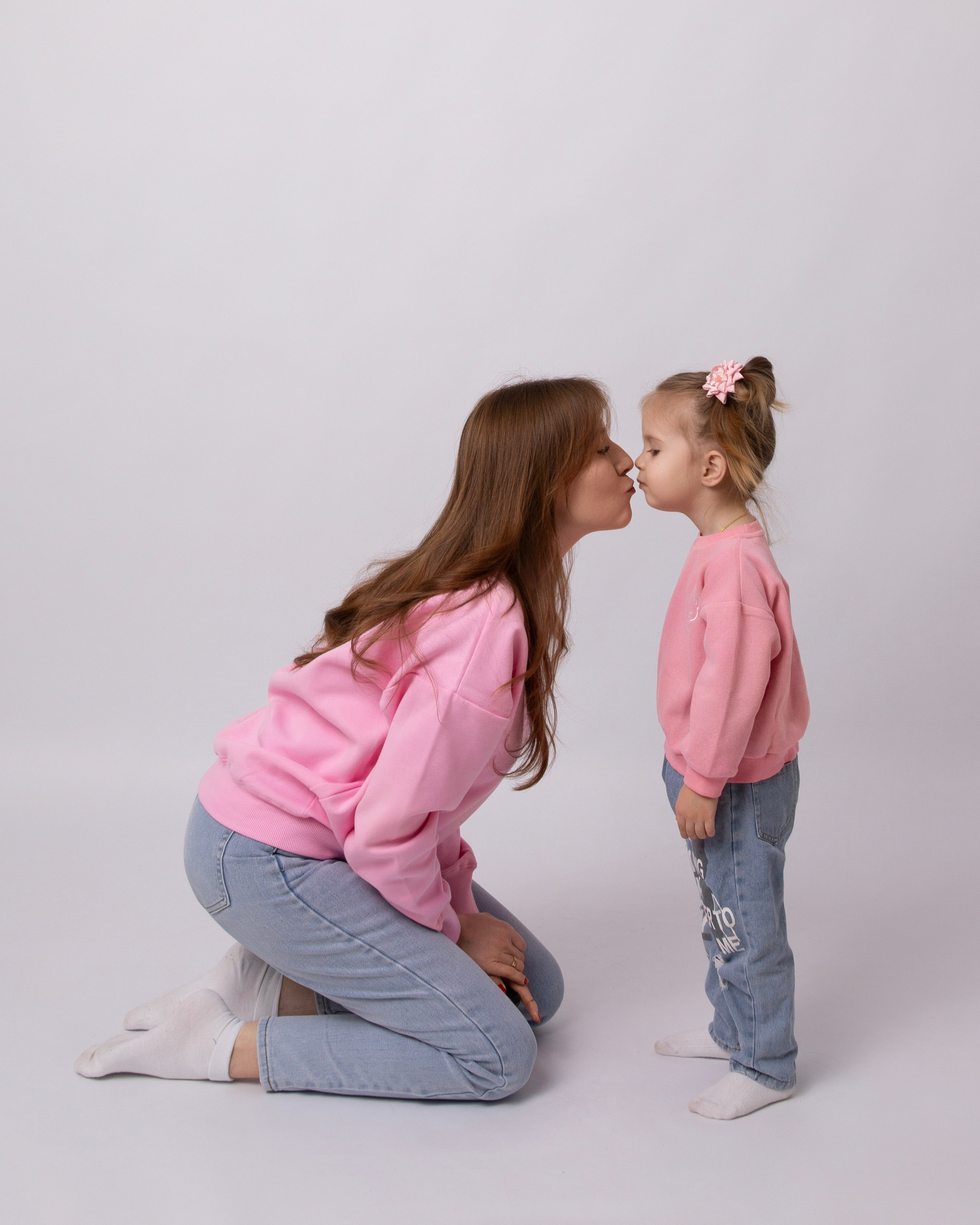 Мама и дочка в фотостудии