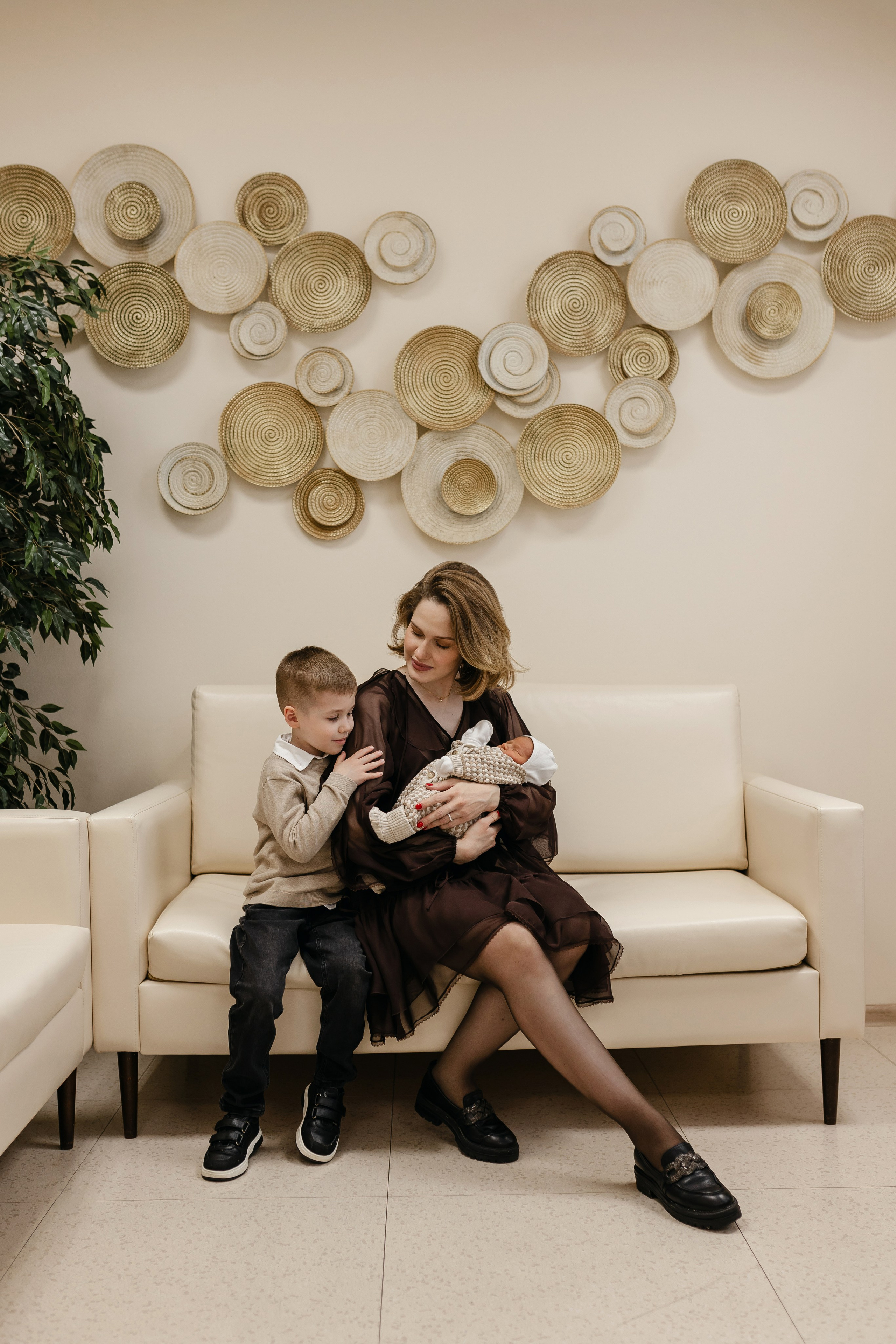 Фотограф на выписку из роддома в Краснодаре, выписка из Екатерининского роддома, фотограф Яна Морева. Семейный фотограф в Краснодаре Яна Морева