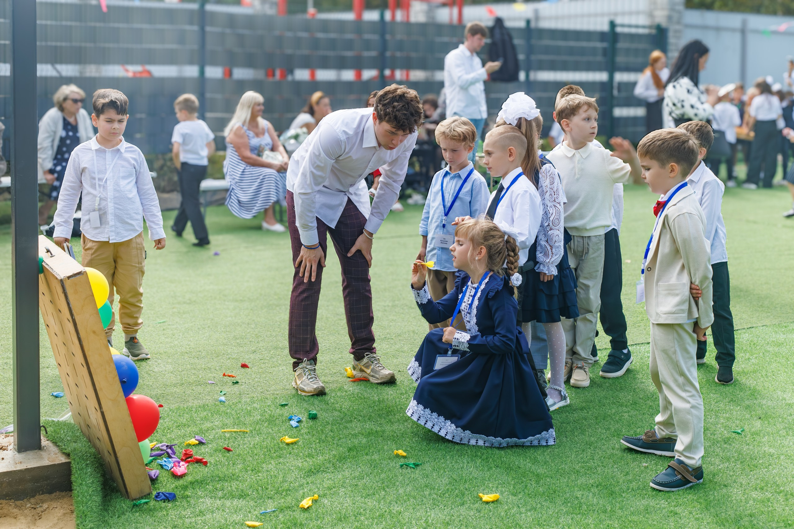 аниматоры на школьном празднике 1 сентября, дети смеются и радуются