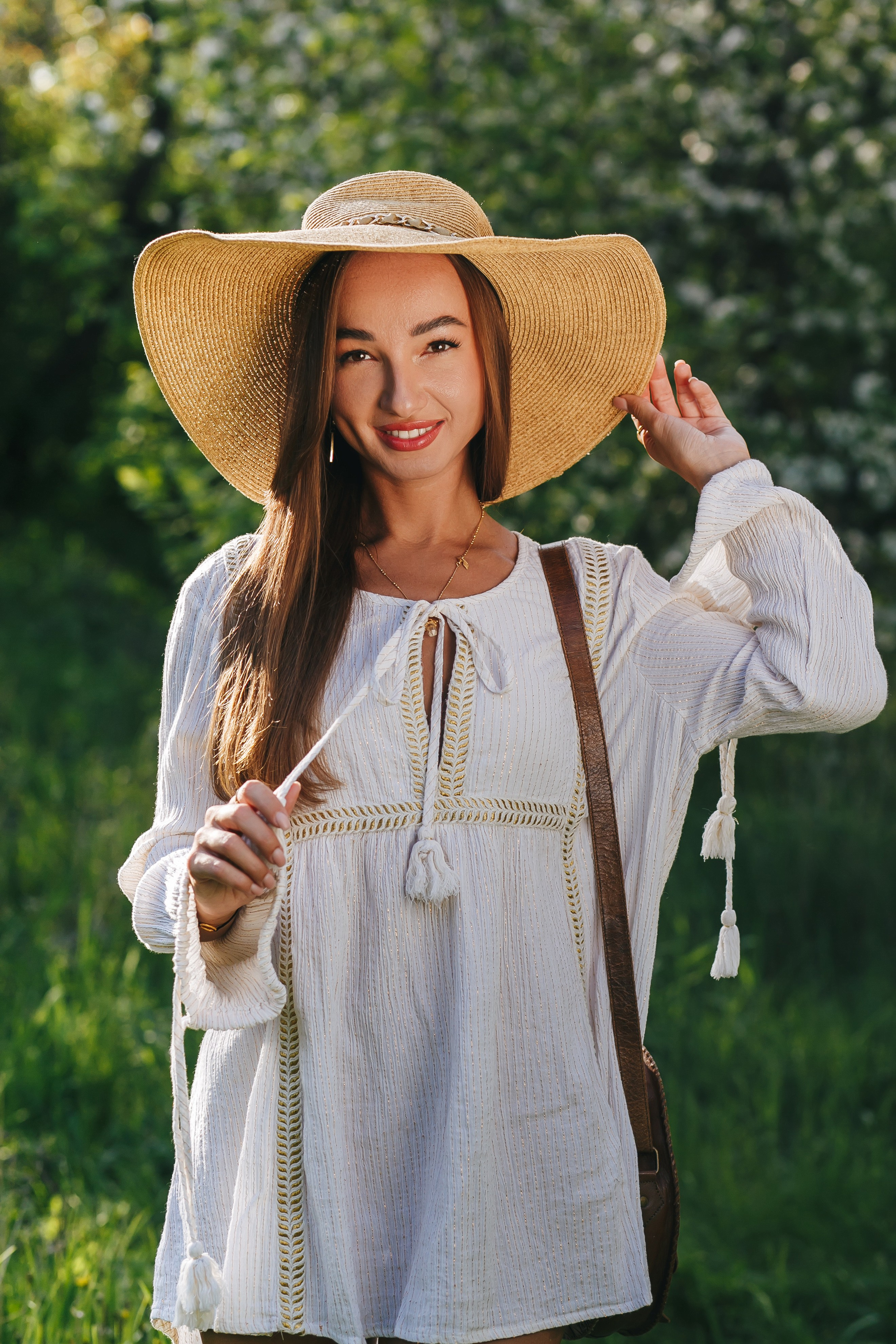 Портретная фотосессия красивой девушки в цветущем яблоневом саду. Свадебный и портретный фотограф в Липецке, Ельце, Воронеже, Москве, Тамбове 