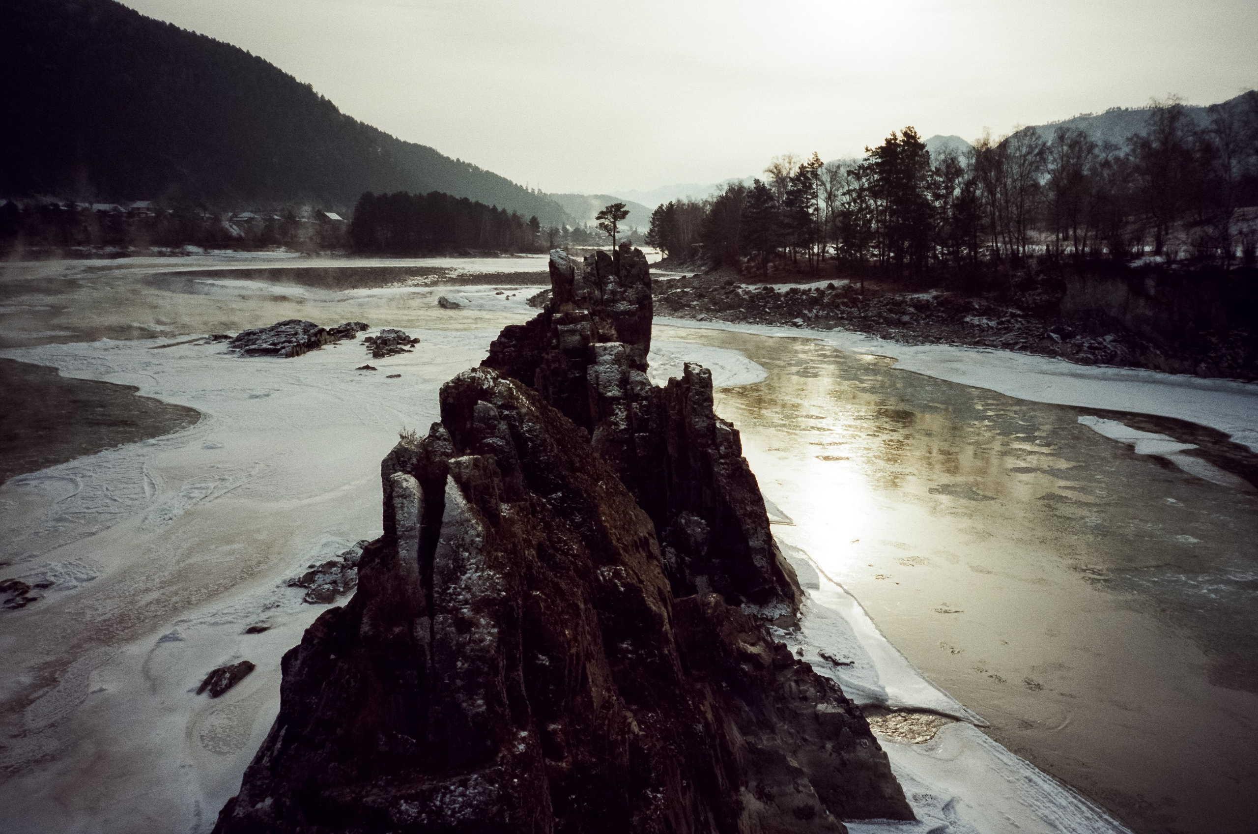 Мост над скалами Зубы Дракона. Зимняя Катунь. Фотограф-документалист Мария Осокина