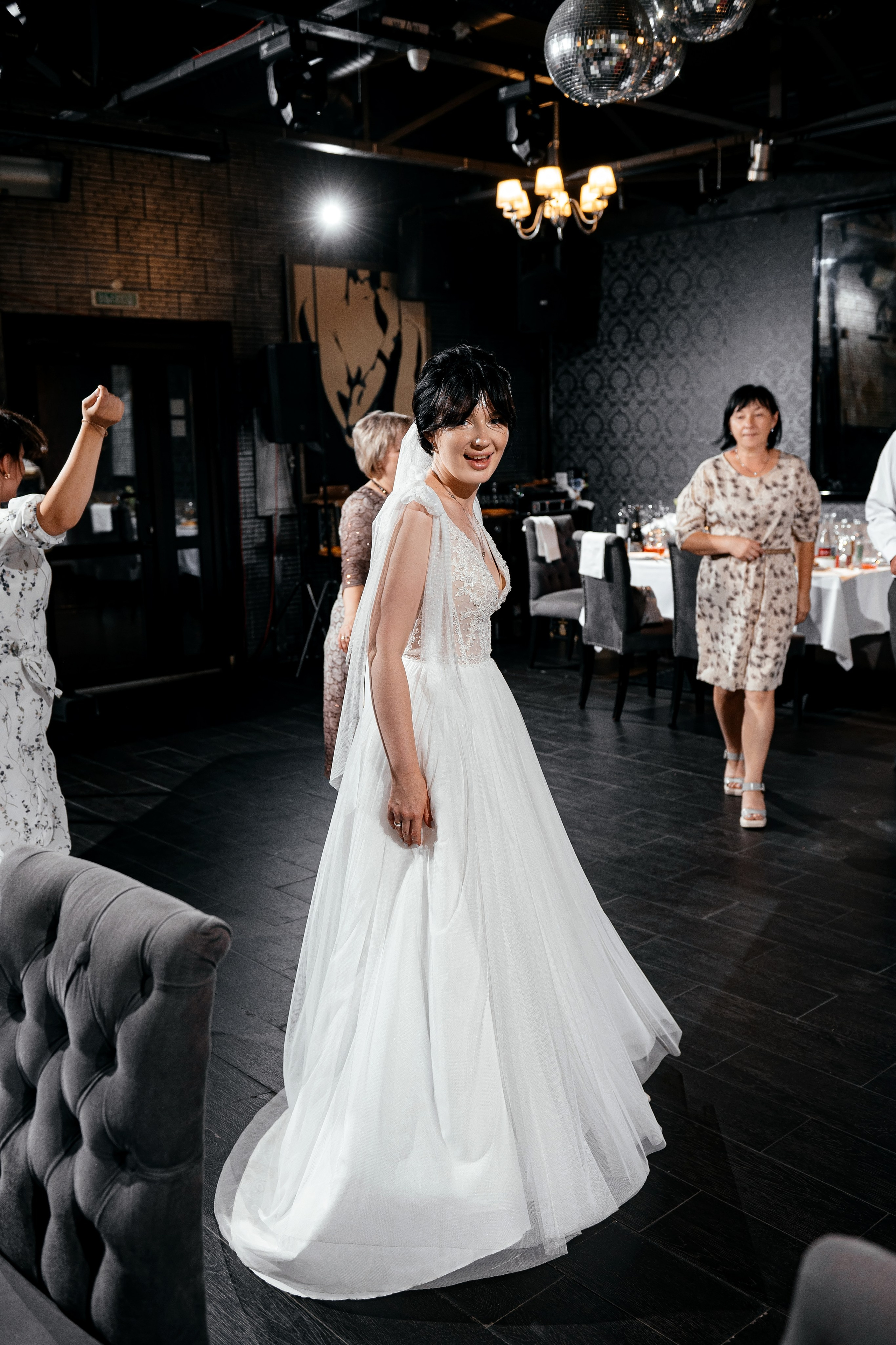 Свадьба с венчанием в Щелково. Прогулка в Гребнево, ресторан Кинза, отель Премиум. Свадебный и семейный фотограф Виктория Носачёва. Щелково, Москва и МО