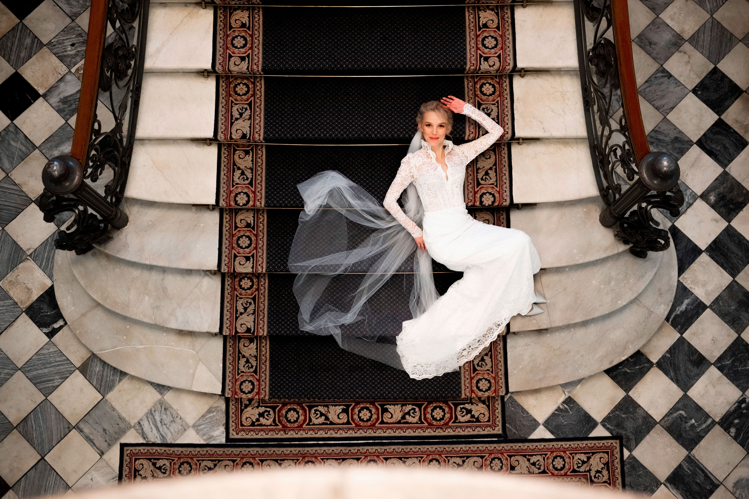 красивая невеста во дворце бракосочетания на лестнице