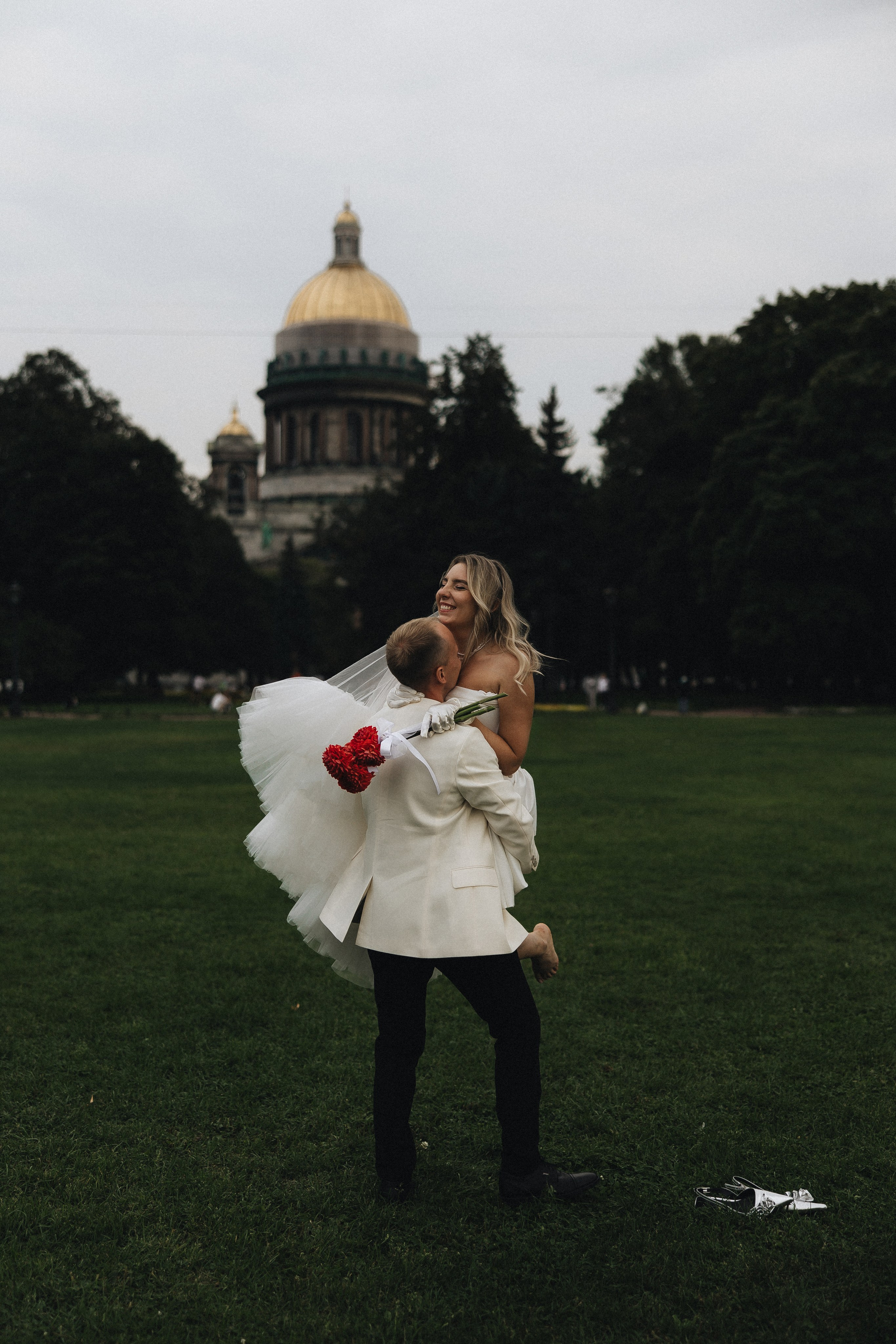 Когда я впервые увидел тебя, этот смех, ты мне напомнила по-моему сразу всех. Свадебный фотограф в Санкт-Петербурге Баженова Алина