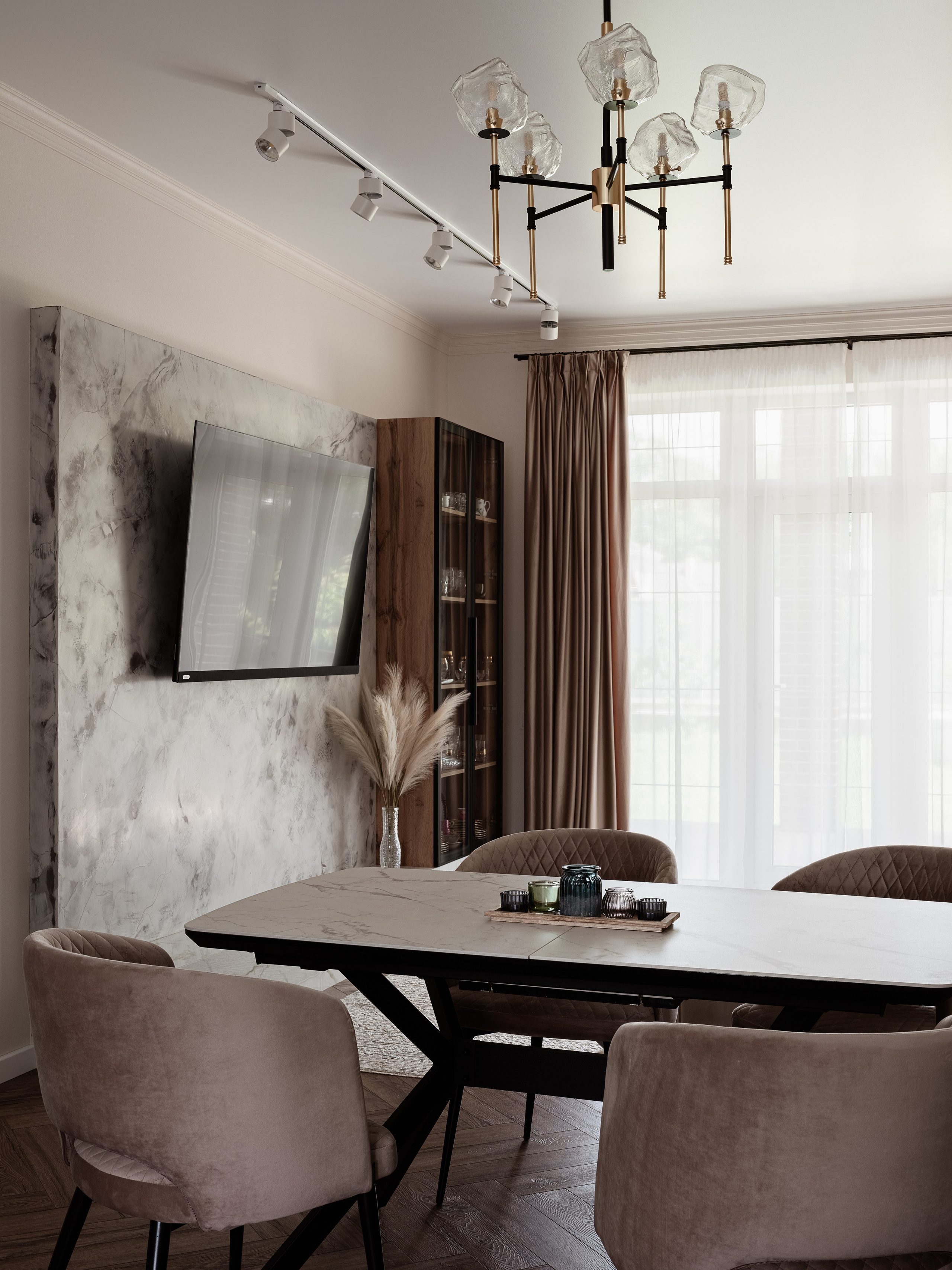 Элегантная столовая с большим телевизором на мраморной панели, стеклянным шкафом-витриной и современным светильником. Дизайн выполнен Алиной Чередниченко, фото Сергея Денисенко.