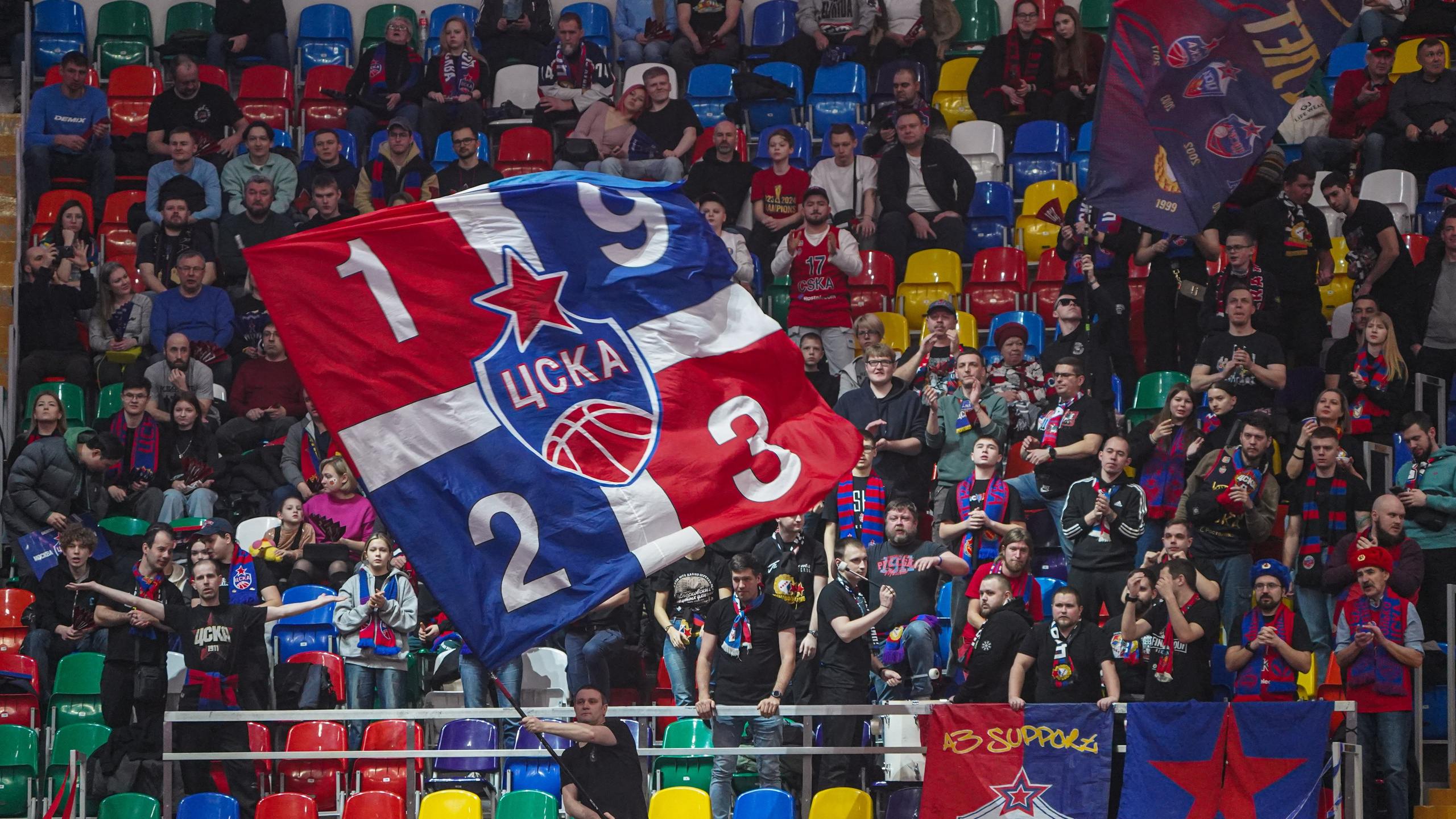 Баскетбол. ЦСКА-Локомотив Кубань (19.01.25). Автомобильный фотограф Шакая Кирилл