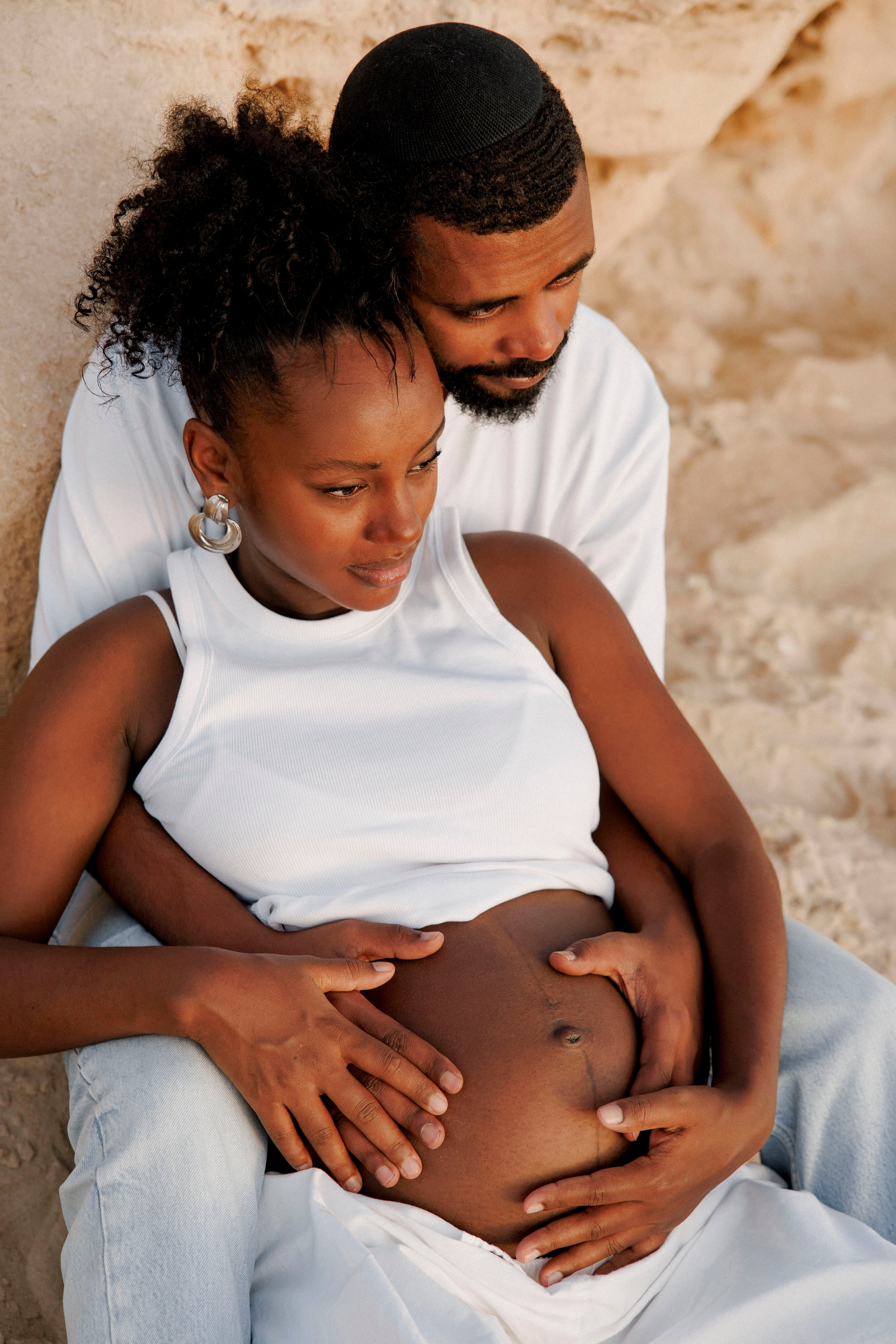 Pregnancy photoshoot near the sea. Главная