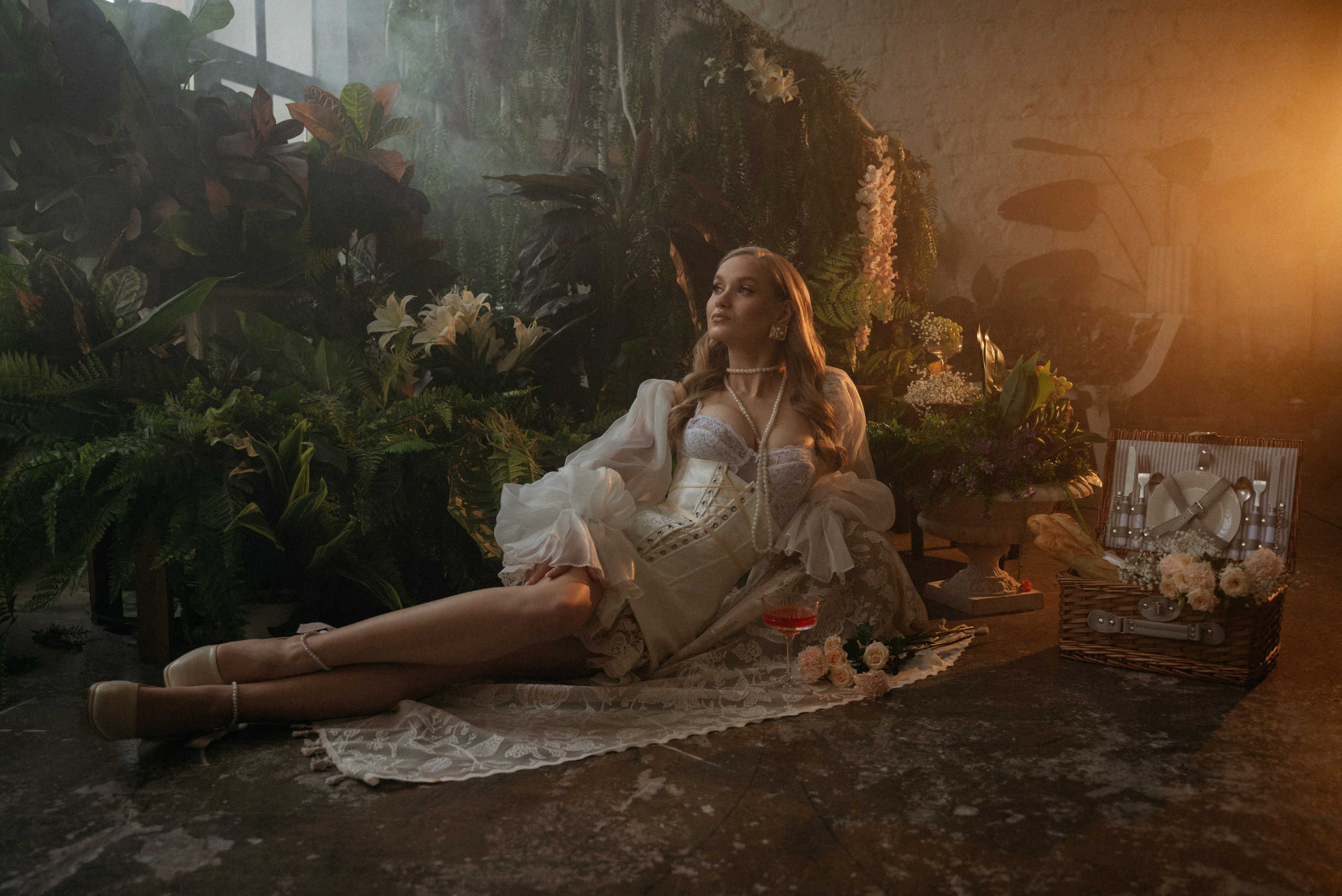 Невеста на пикнике в замке