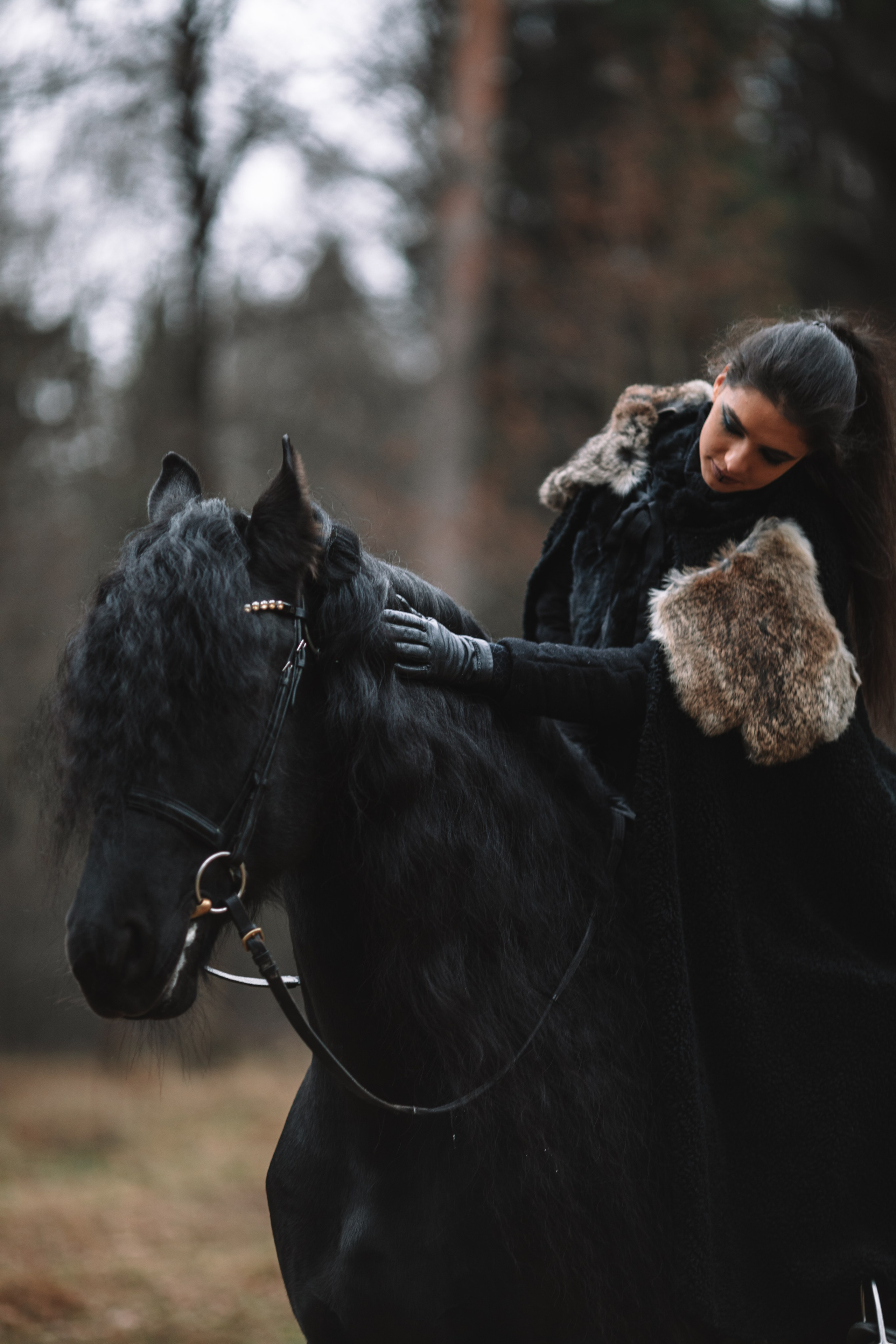 Наташа с фризом в костюме викинга. Фотосессии с лошадьми