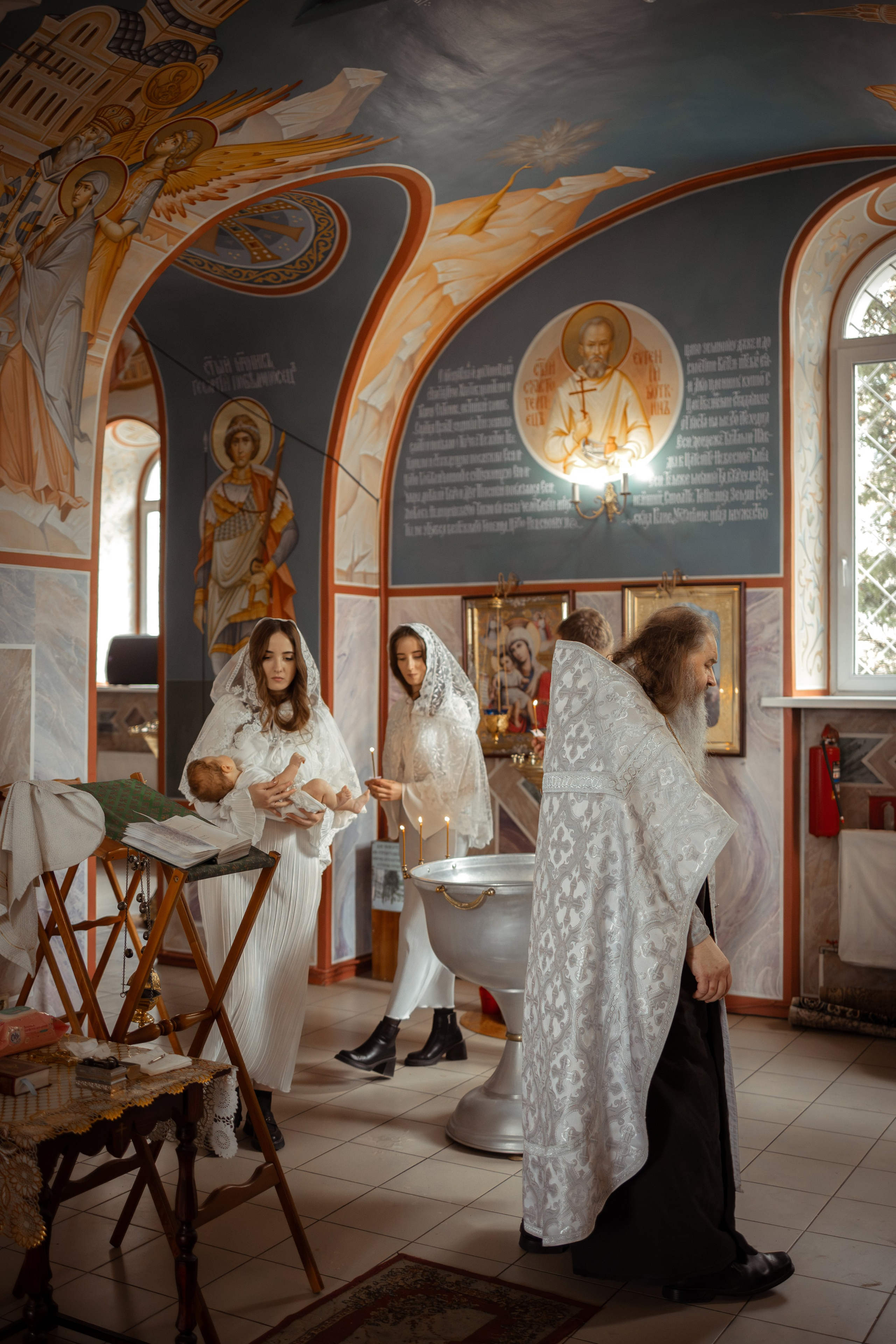 Таинство Крещения младенца в храме в честь святой преподобномученицы великой княгини Елисаветы (г.Белоусово). Надежда Стар семейный и церковный фотограф в Жукове и Калужской области