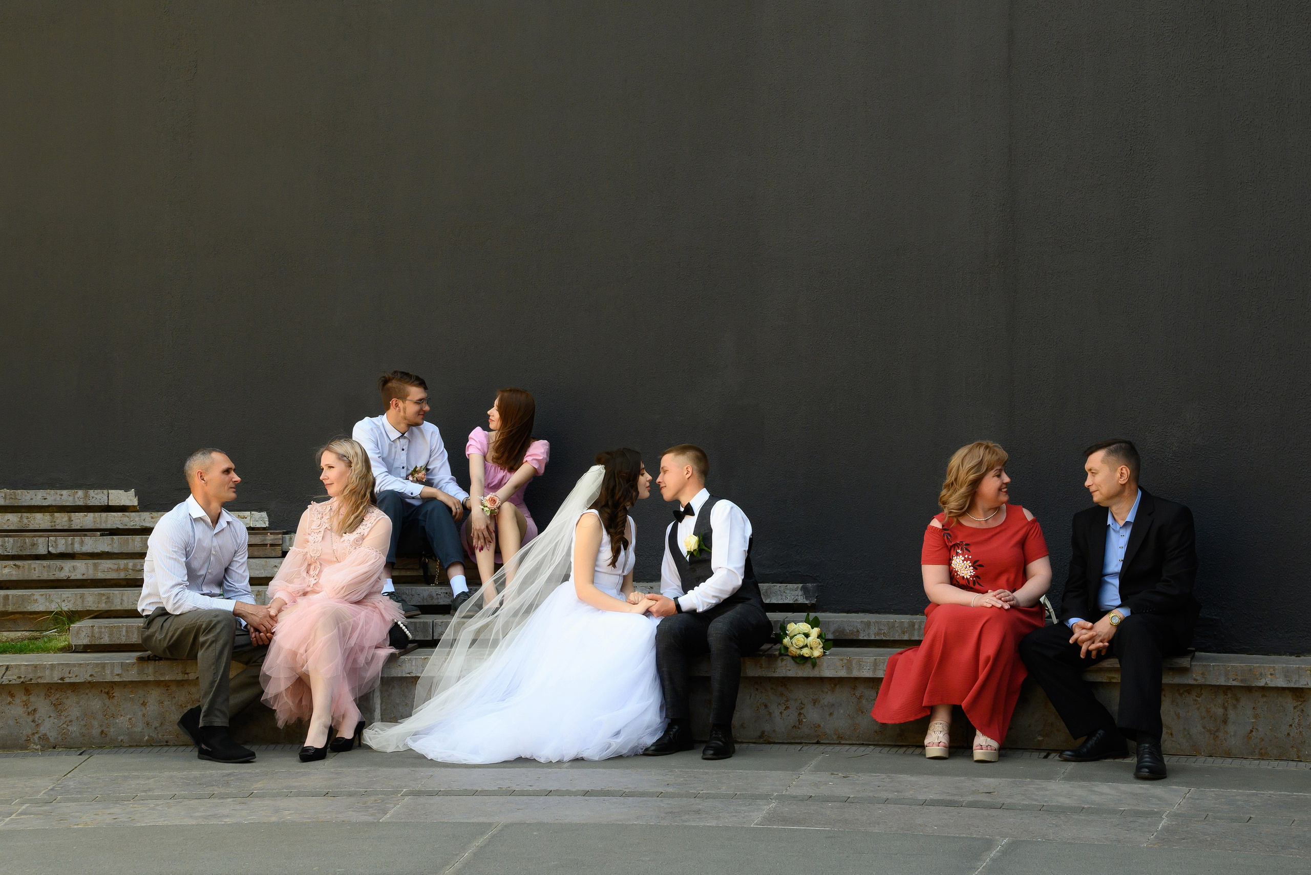 Жених и невеста с гостями. 