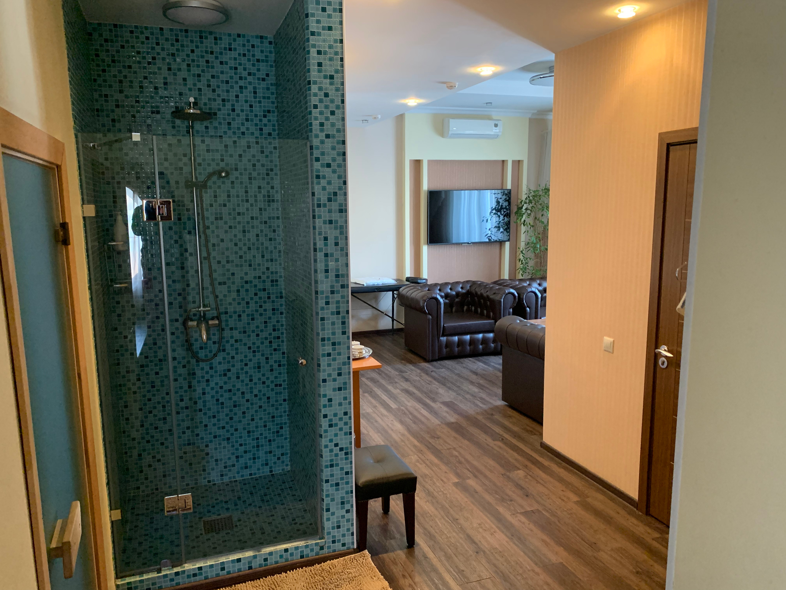 Номер с джакузи и сауной. Сауна с джакузи, водопадом, большим и теплым бассейном, хаммамом в ClubHouse в