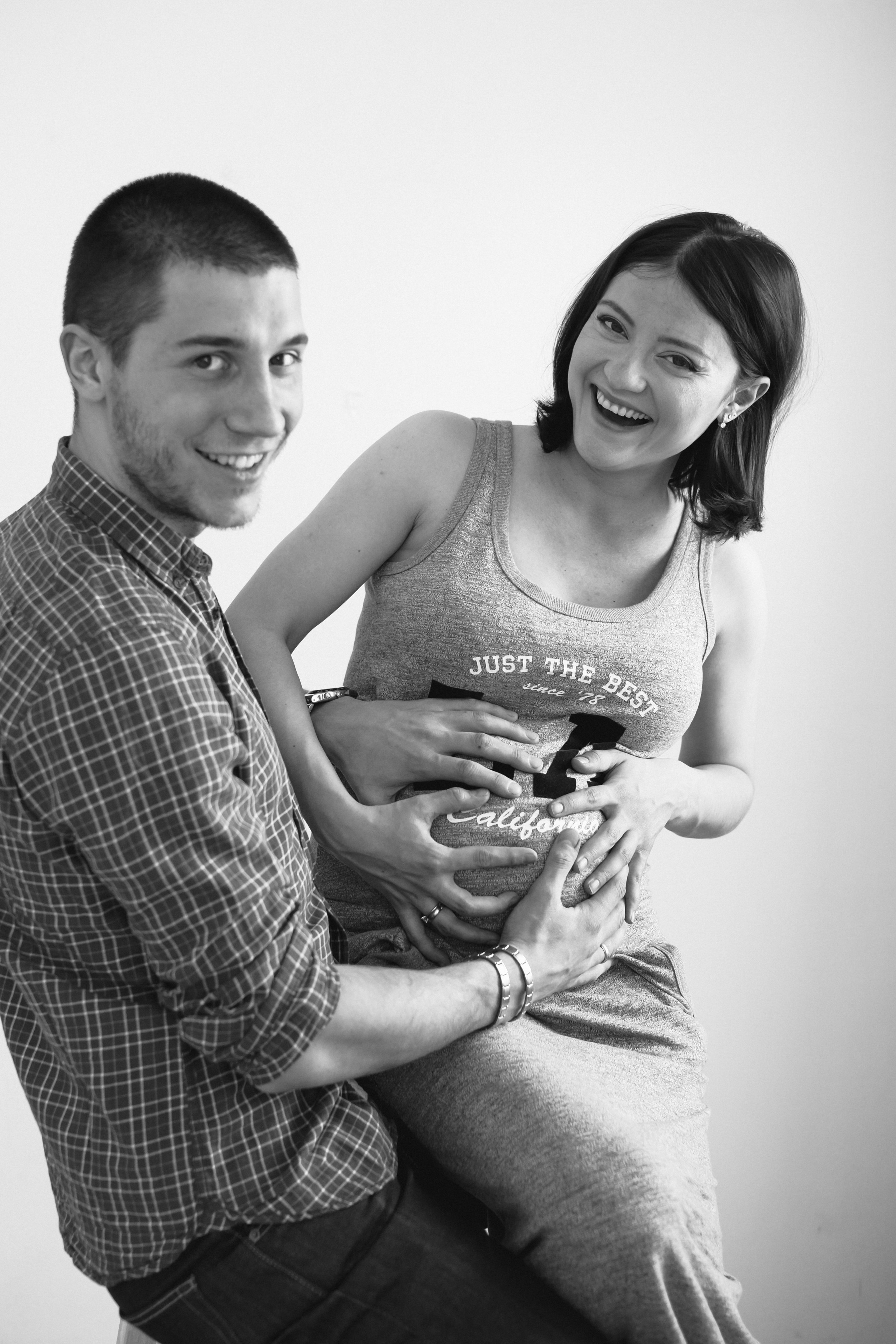 Съемка для двух беременных подруг в светлой студии. Фотографы в Москве Светлана Устинова и Сергей Грачев