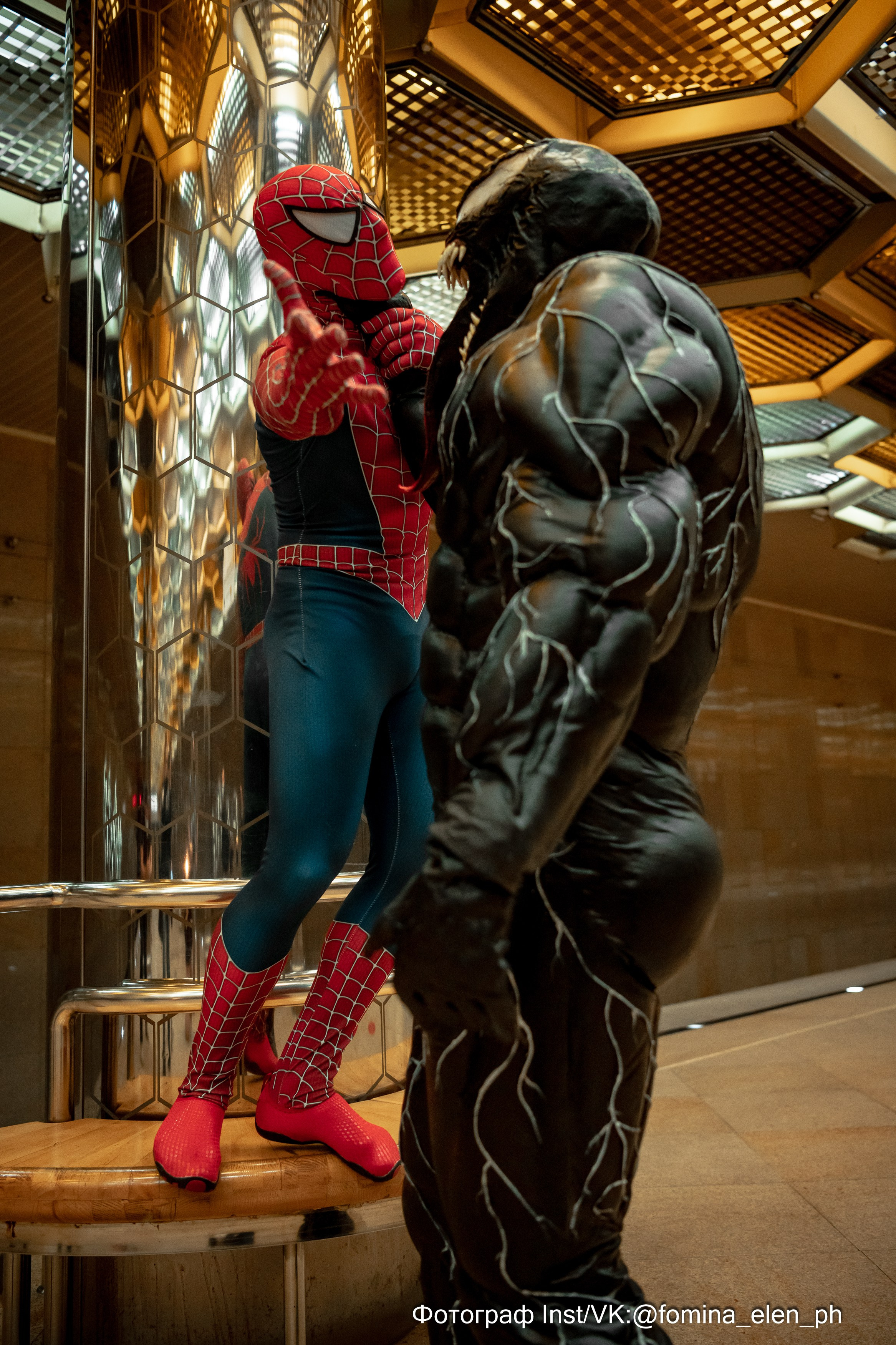 Человек паук и Веном в метро ЕКБ. Фомина Елена Свадебный и семейный фотограф