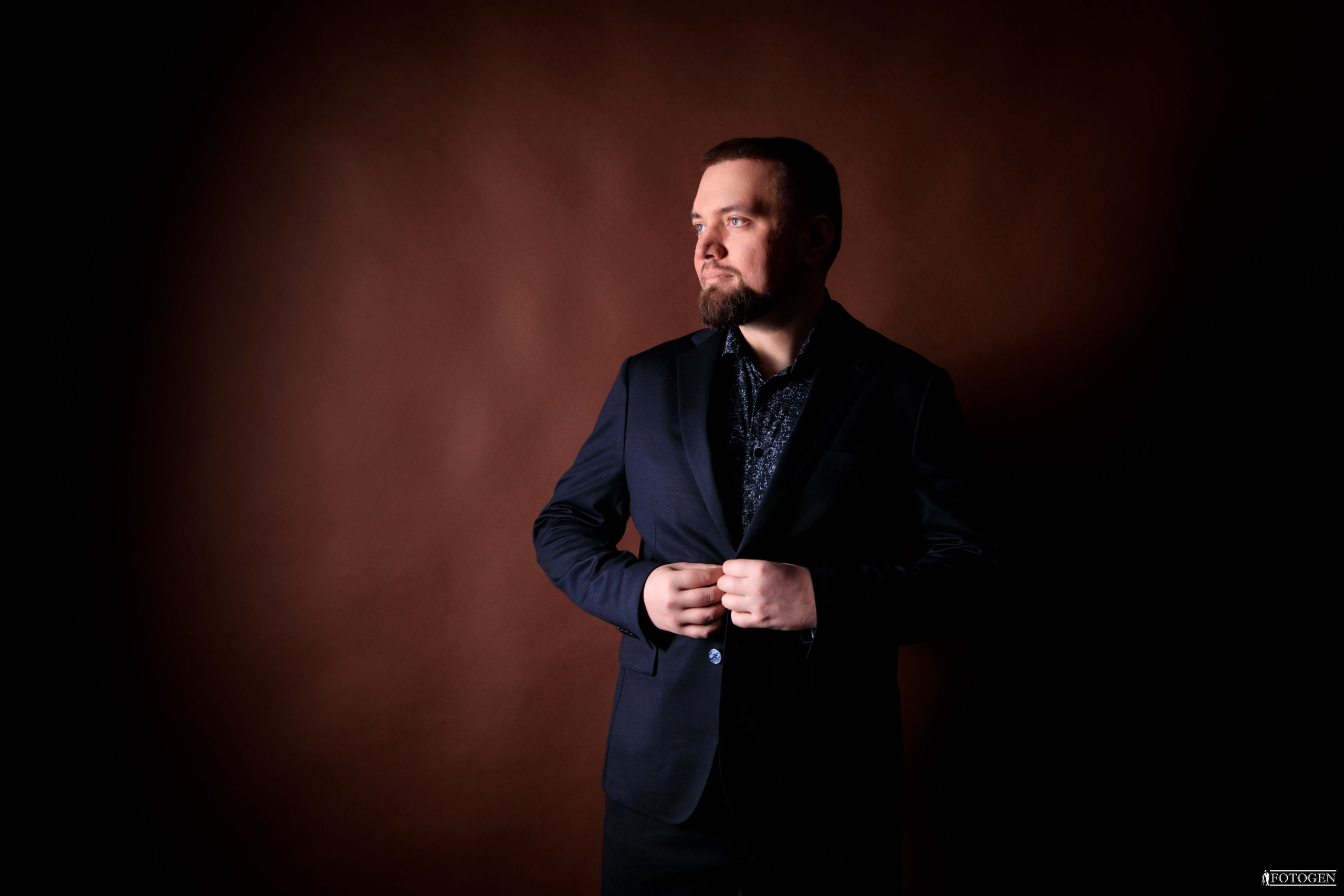 Профессиональная мужская фотосессия в Fotogen: Ваша история в кадре. Интерьерная фотостудия FOTOGEN г. Краснодар