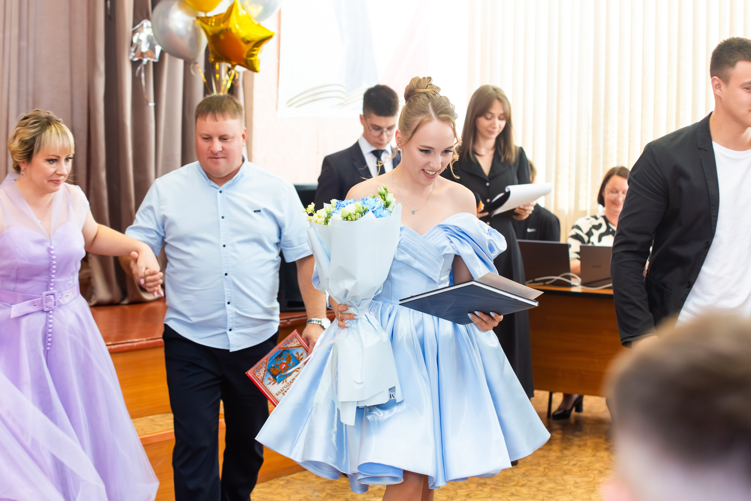 ВРУЧЕНИЕ ДИПЛОМОВ 2025 4 ШКОЛА Г.МЦЕНСК. Профессиональный фотограф в Мценске и Орловской области