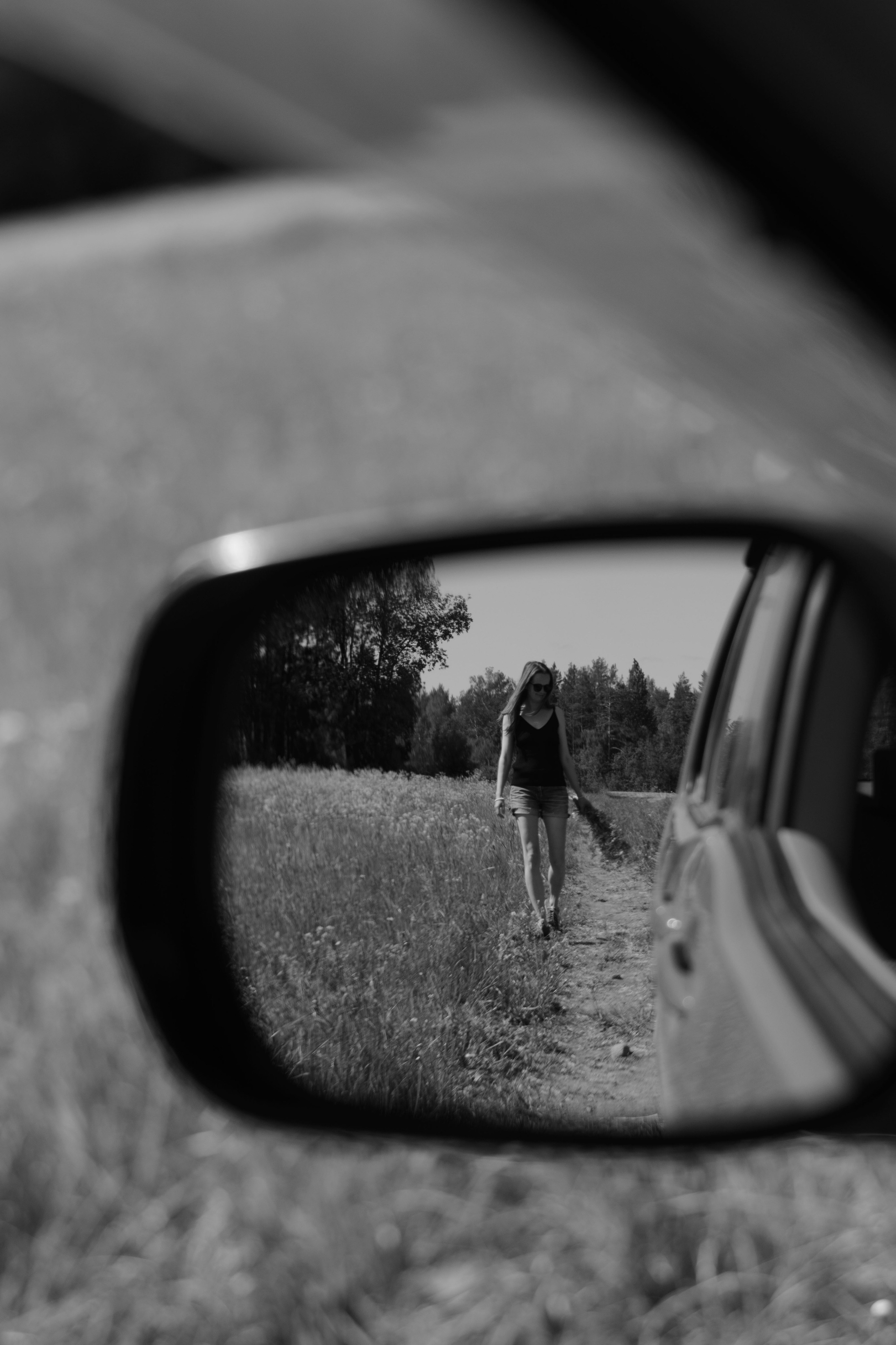 Ольга. Женский портрет в поле с машиной. Портретный фотограф в Санкт-Петербурге Наталья Родионова