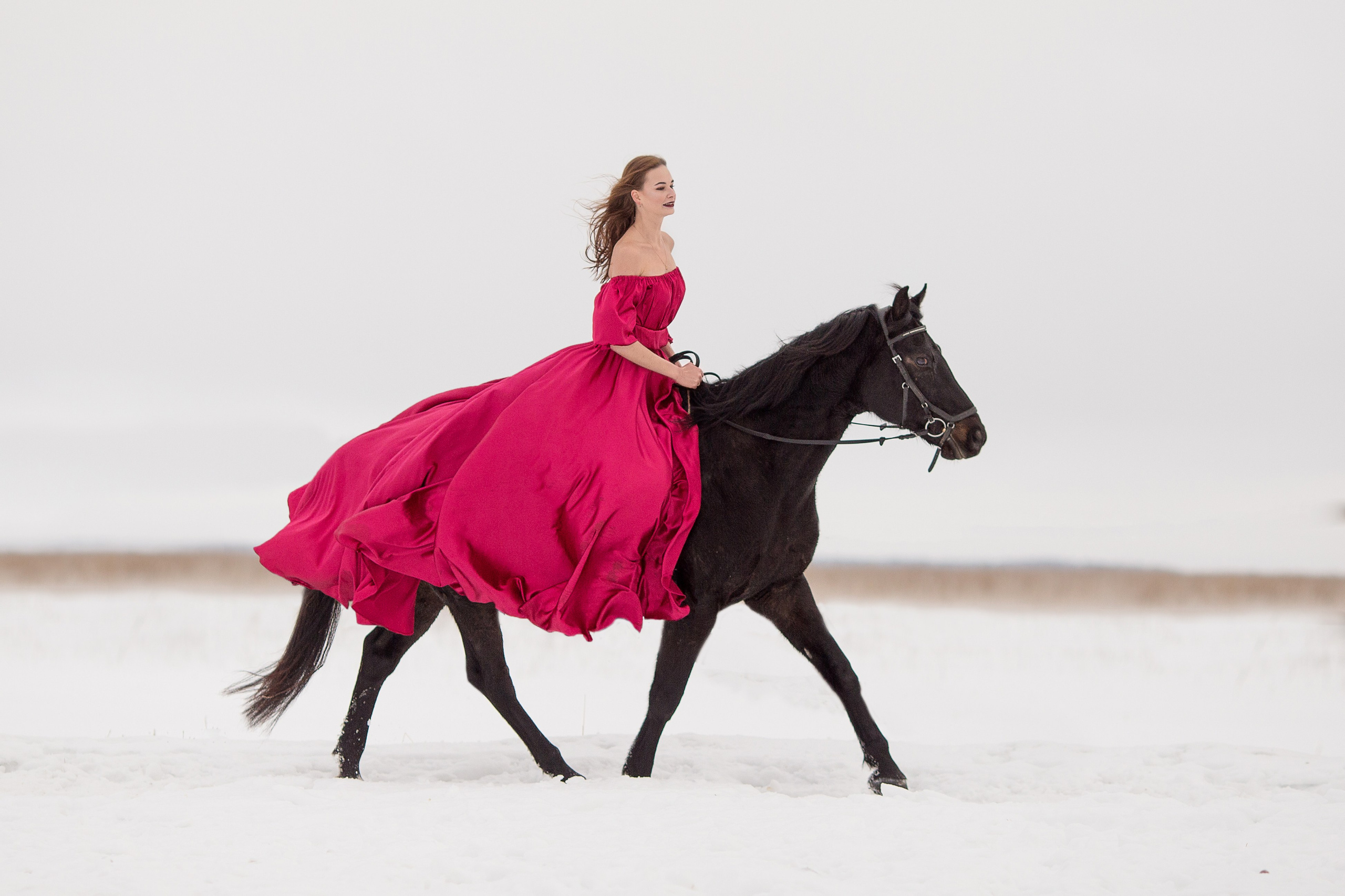 Фотосессия с лошадью в красном платье