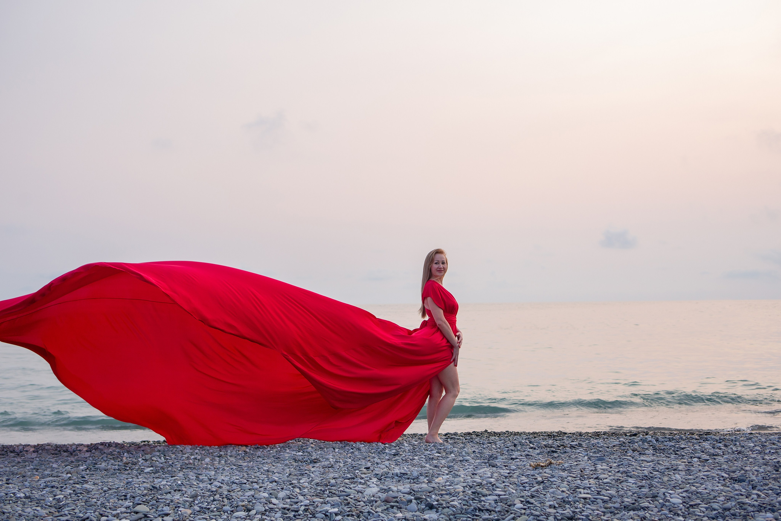 Фотосессия в летящем платье на пляже Ривьера Сочи