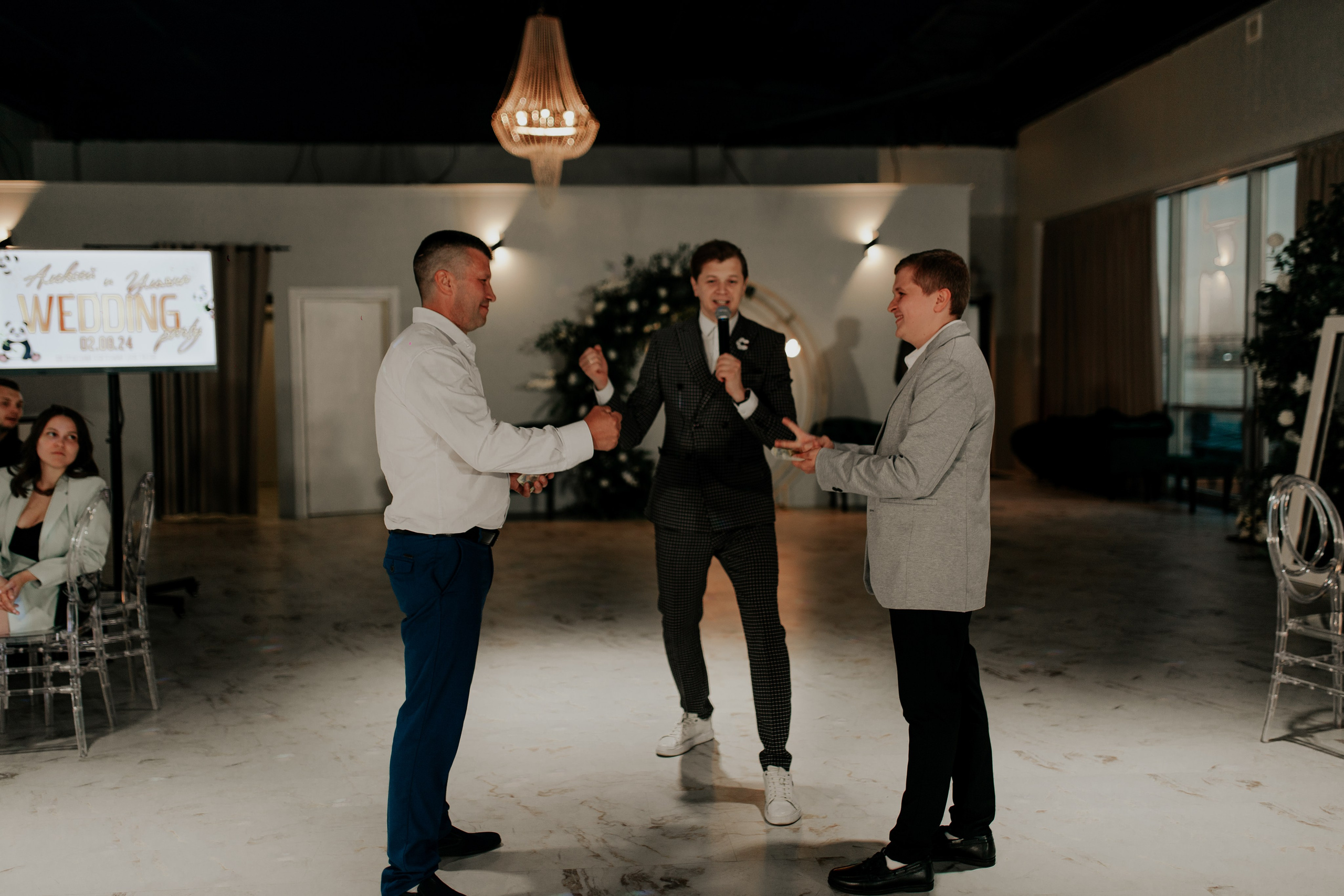 Друзья делятся воспоминаниями у праздничного стола — яркое воспоминание