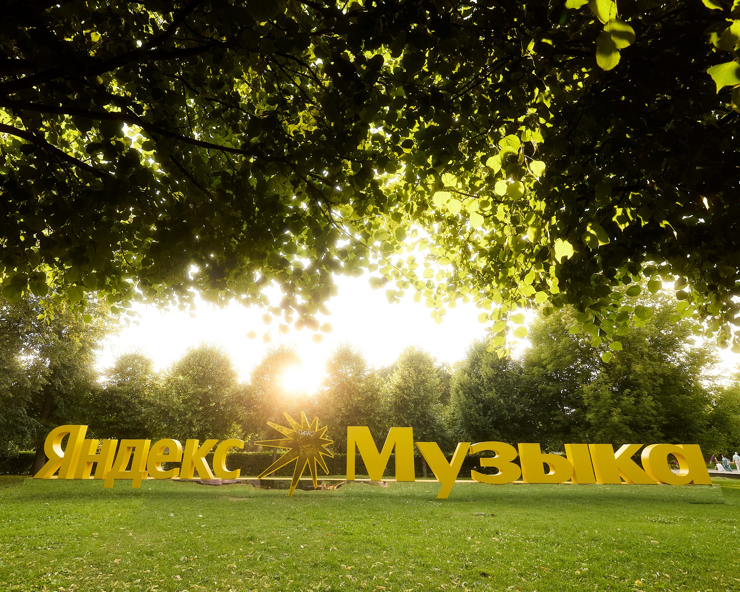 Zoloto x Яндекс Музыка. Светский фотограф Столбоушкин Никита