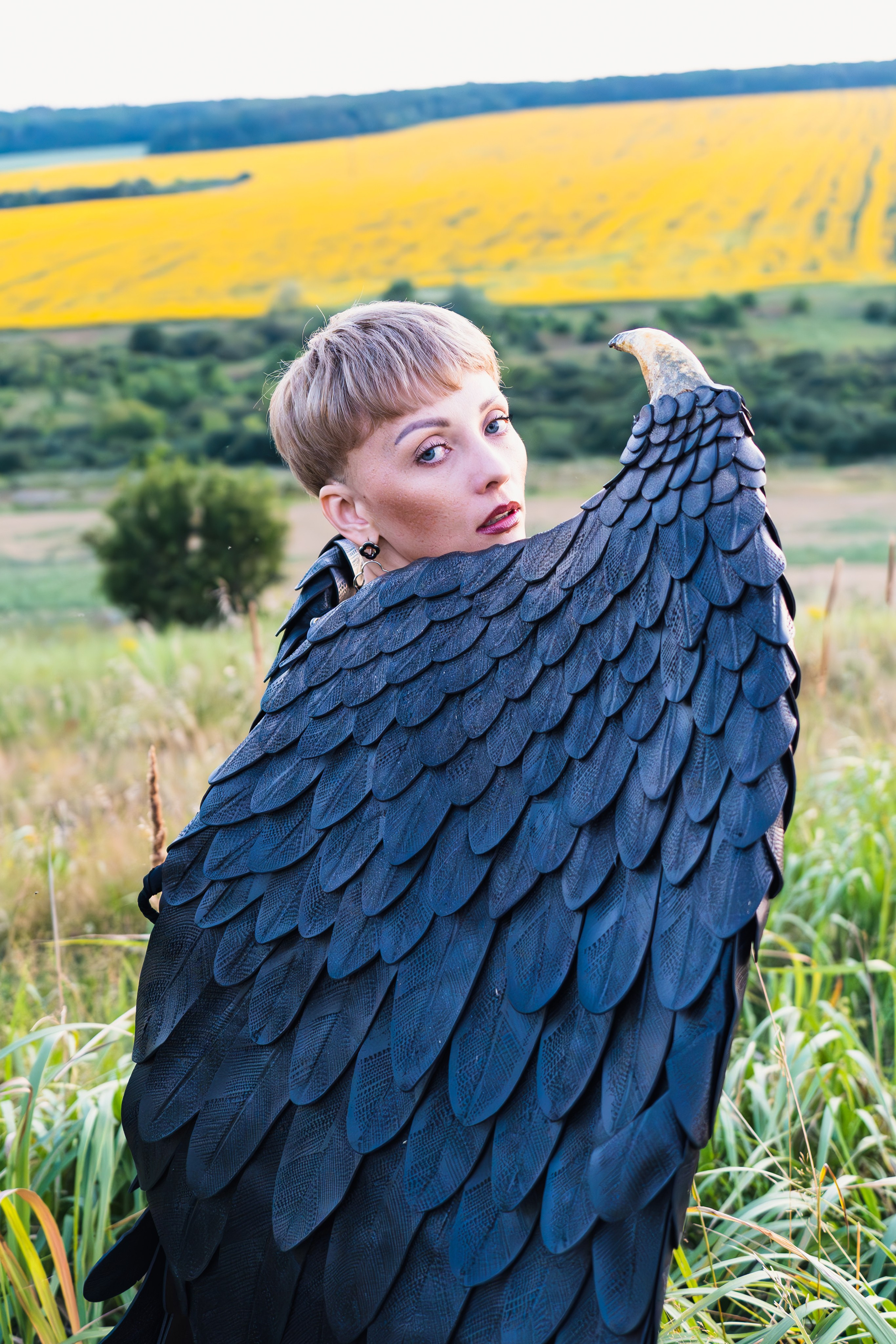 Фотография, сделанная во время профессиональной фотосессии. На ней изображена модель или группа людей в студии или на открытом воздухе. В кадре присутствуют студийное освещение и реквизит.