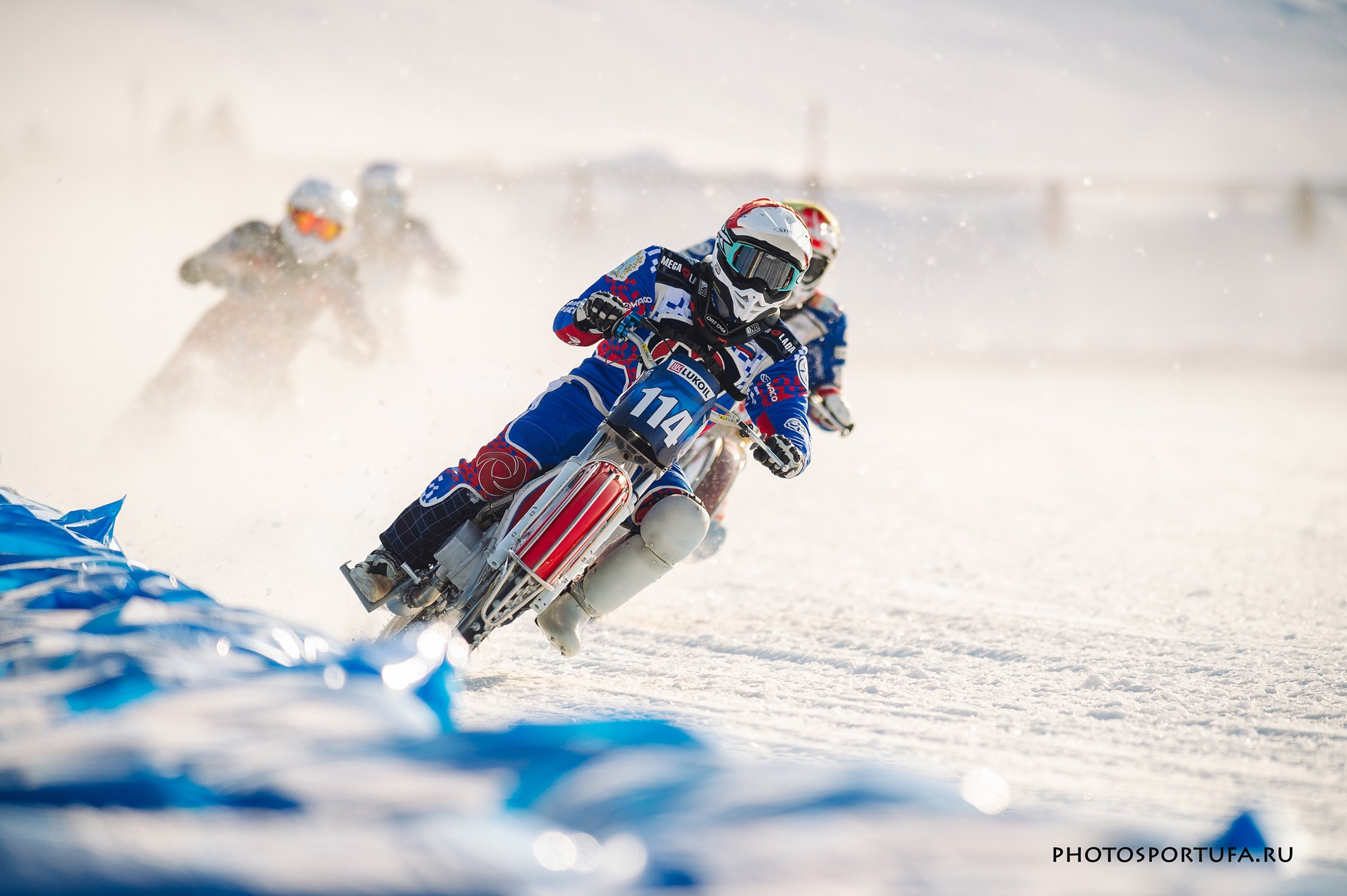 Мотогонку на льду. Спортивный фотограф в Уфе Евгений Буров