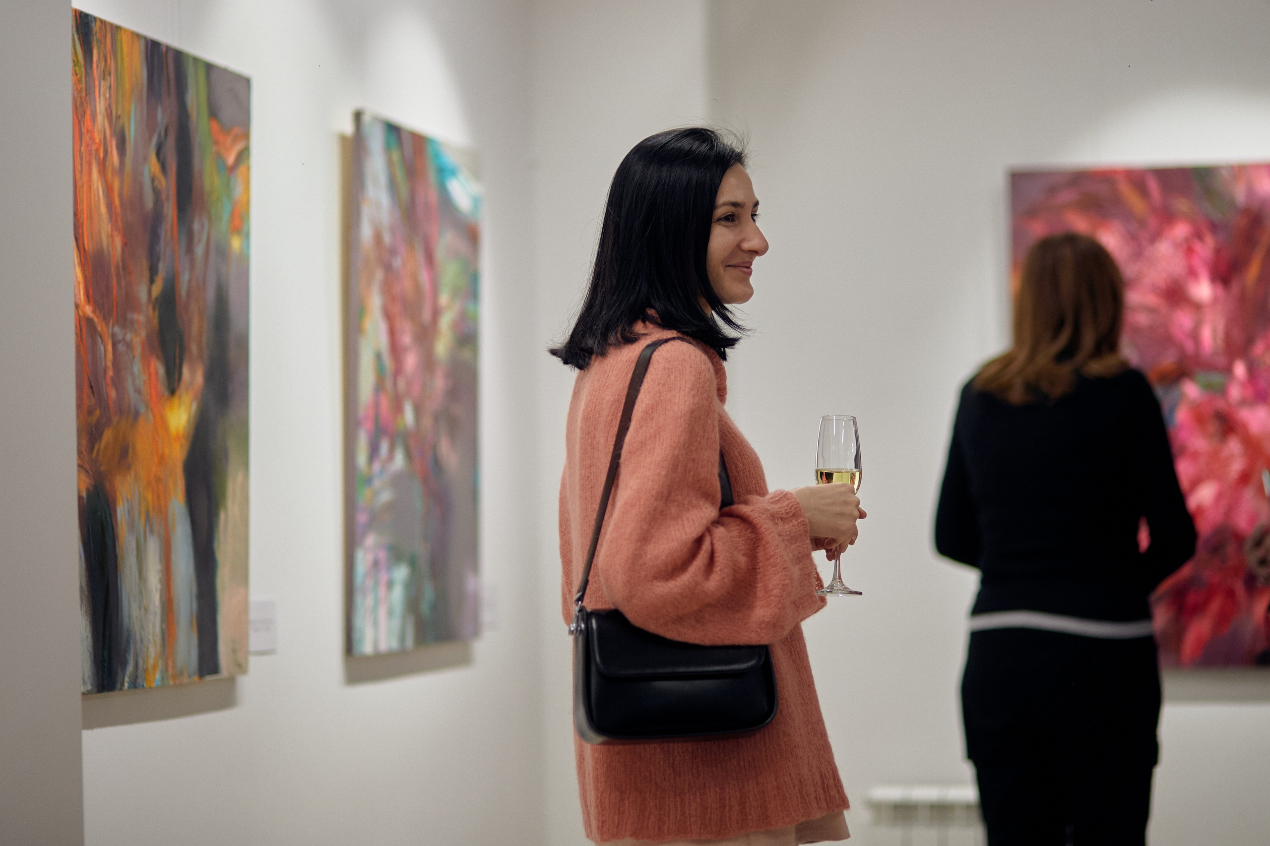 Открытие выставки краснодарской художницы Ларисы Блохиной. Фотограф Юлия Маринина