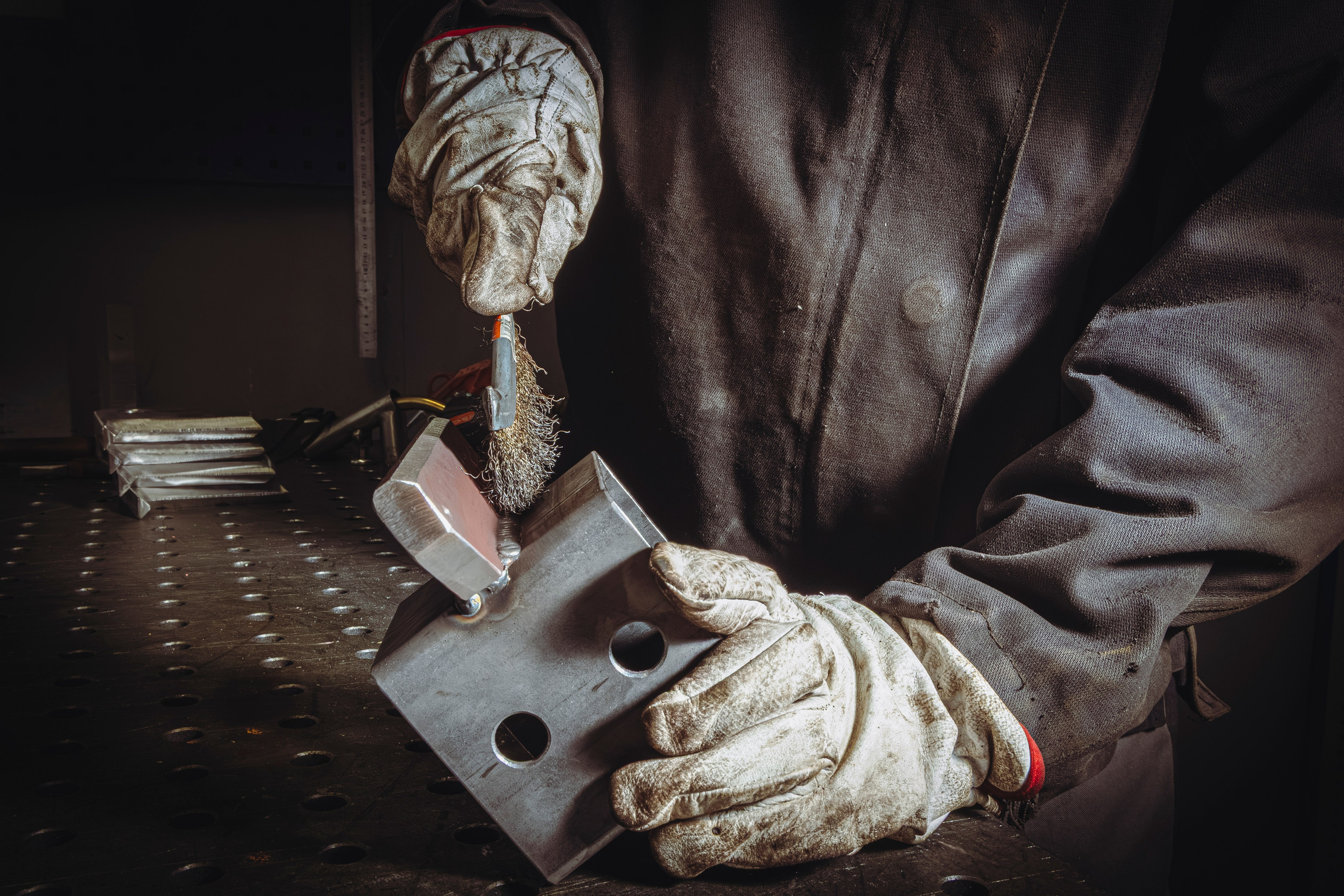 Выполнение сварного соединения: мастер за работой, техника исполнения.