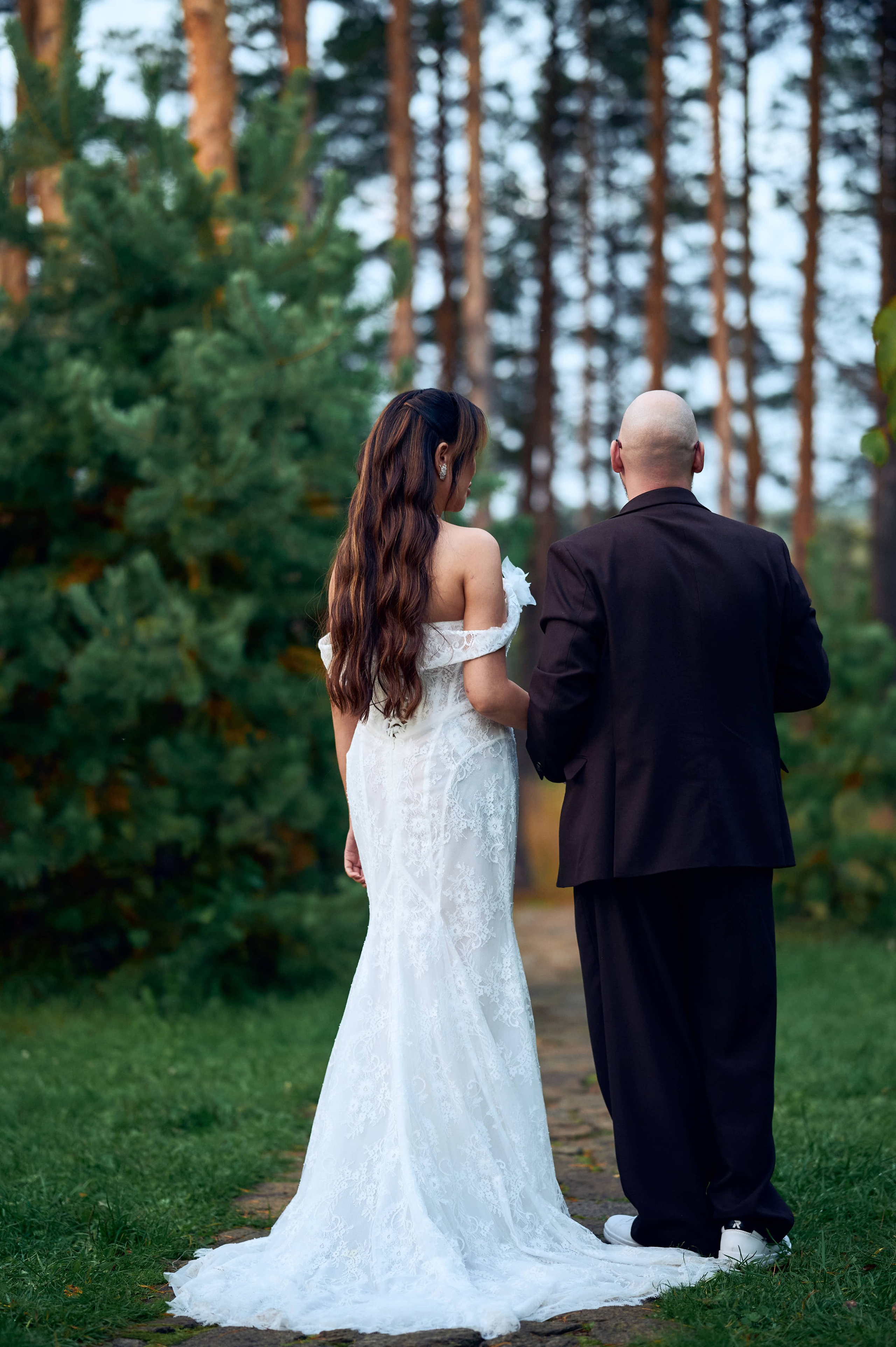 Молодожены в лесу красивая съёмка свадьбы в екатеринбурге