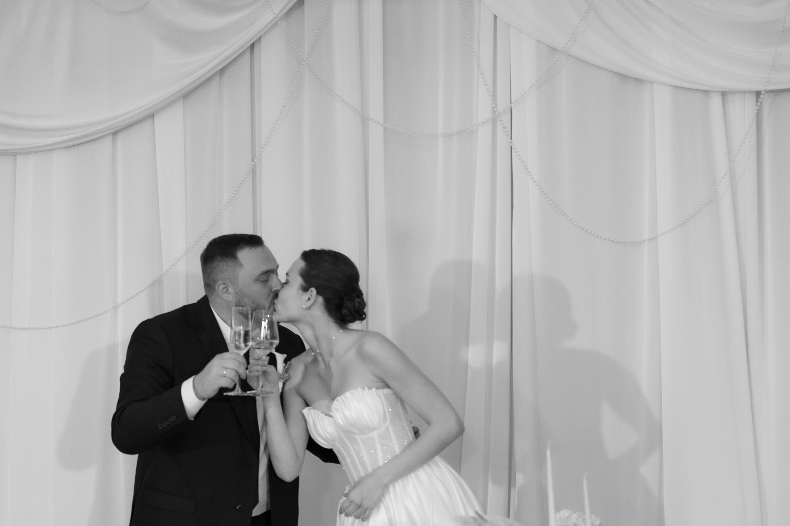 Ты рядом со мной, и это — самый чистый кайф! ♥. Свадебный фотограф Калининград