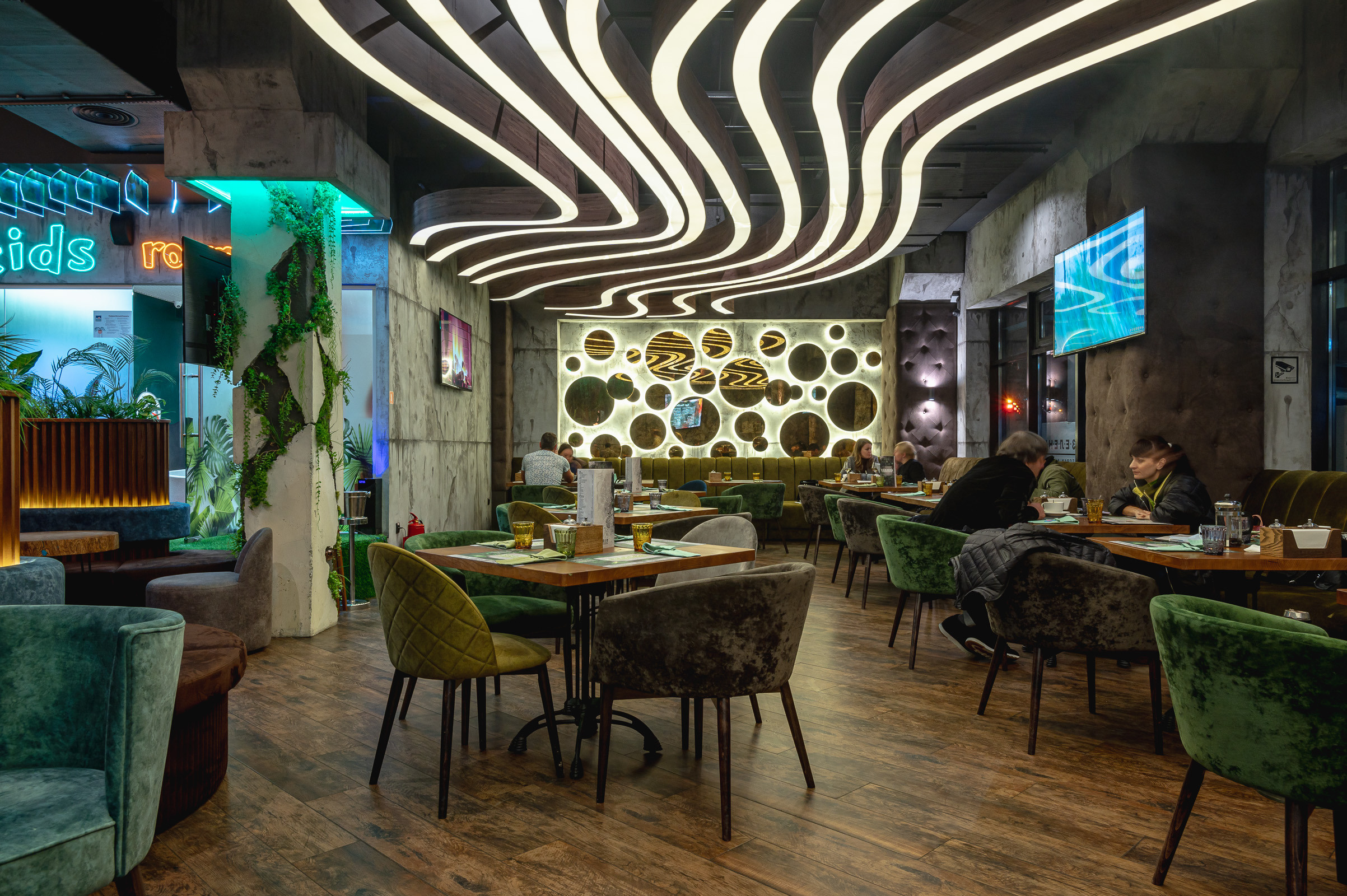 Интерьерная съемка ресторана ВЗЕЛЕНЬ в г. Симферополь. Фотограф интерьеров Фотосъемка рекламы в Ялте и по Крыму