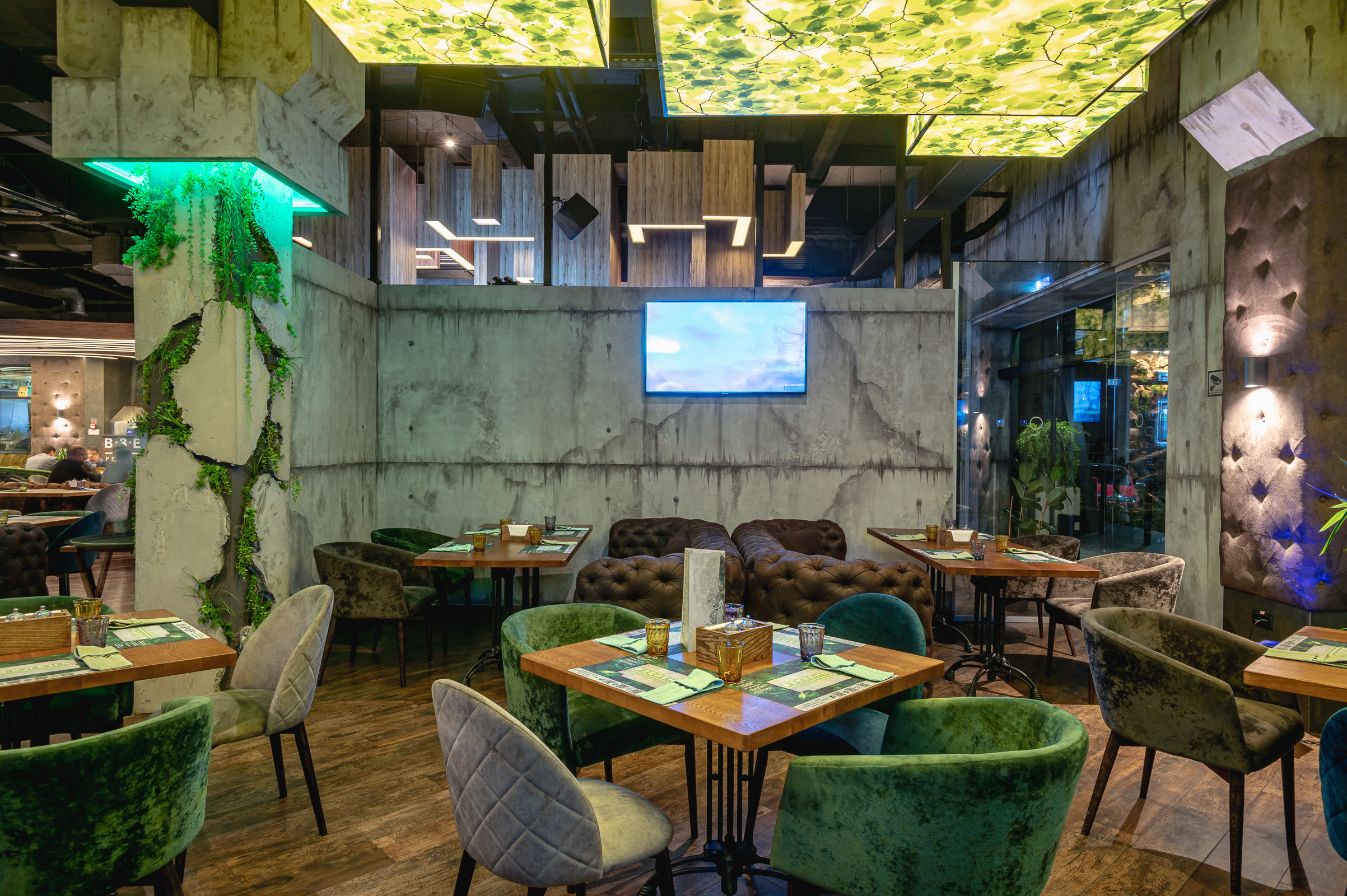 Интерьерная съемка ресторана ВЗЕЛЕНЬ в г. Симферополь. Фотограф интерьеров Фотосъемка рекламы в Ялте и по Крыму