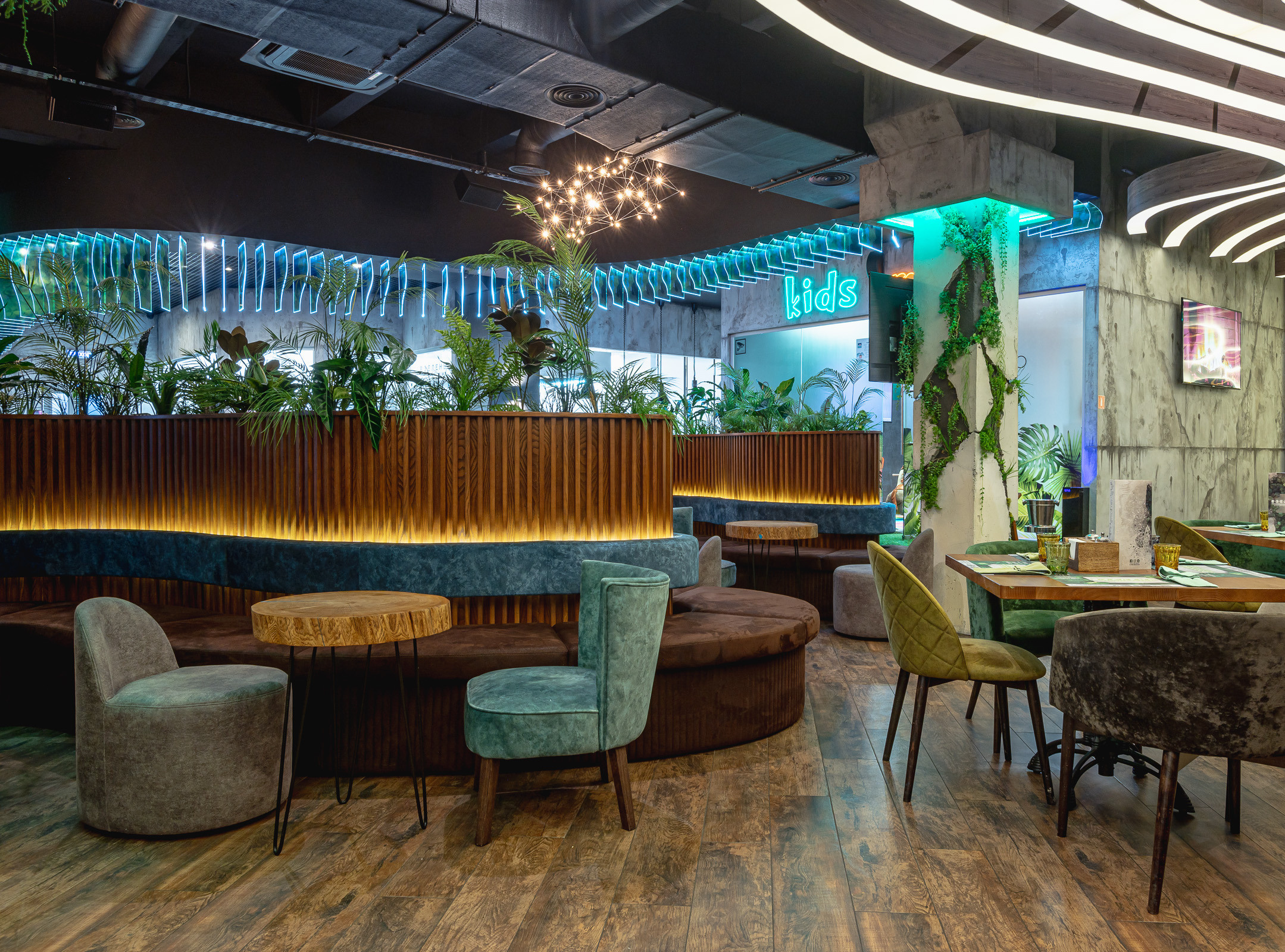 Интерьерная съемка ресторана ВЗЕЛЕНЬ в г. Симферополь. Фотограф интерьеров Фотосъемка рекламы в Ялте и по Крыму